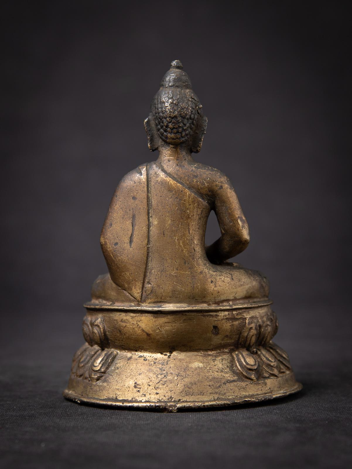 Statua antica di Buddha nepalese in bronzo del XIX secolo con Bhumisparsha Mudra in vendita 4