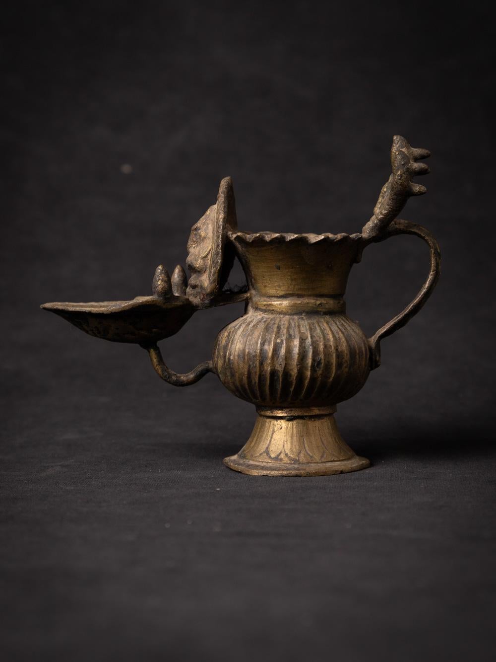 La lampe à huile népalaise antique en bronze est un artefact fascinant et historiquement riche qui donne un aperçu du patrimoine culturel et artistique du Népal. Fabriquée en bronze, cette lampe a une hauteur de 12,2 cm, une largeur de 5,8 cm et une