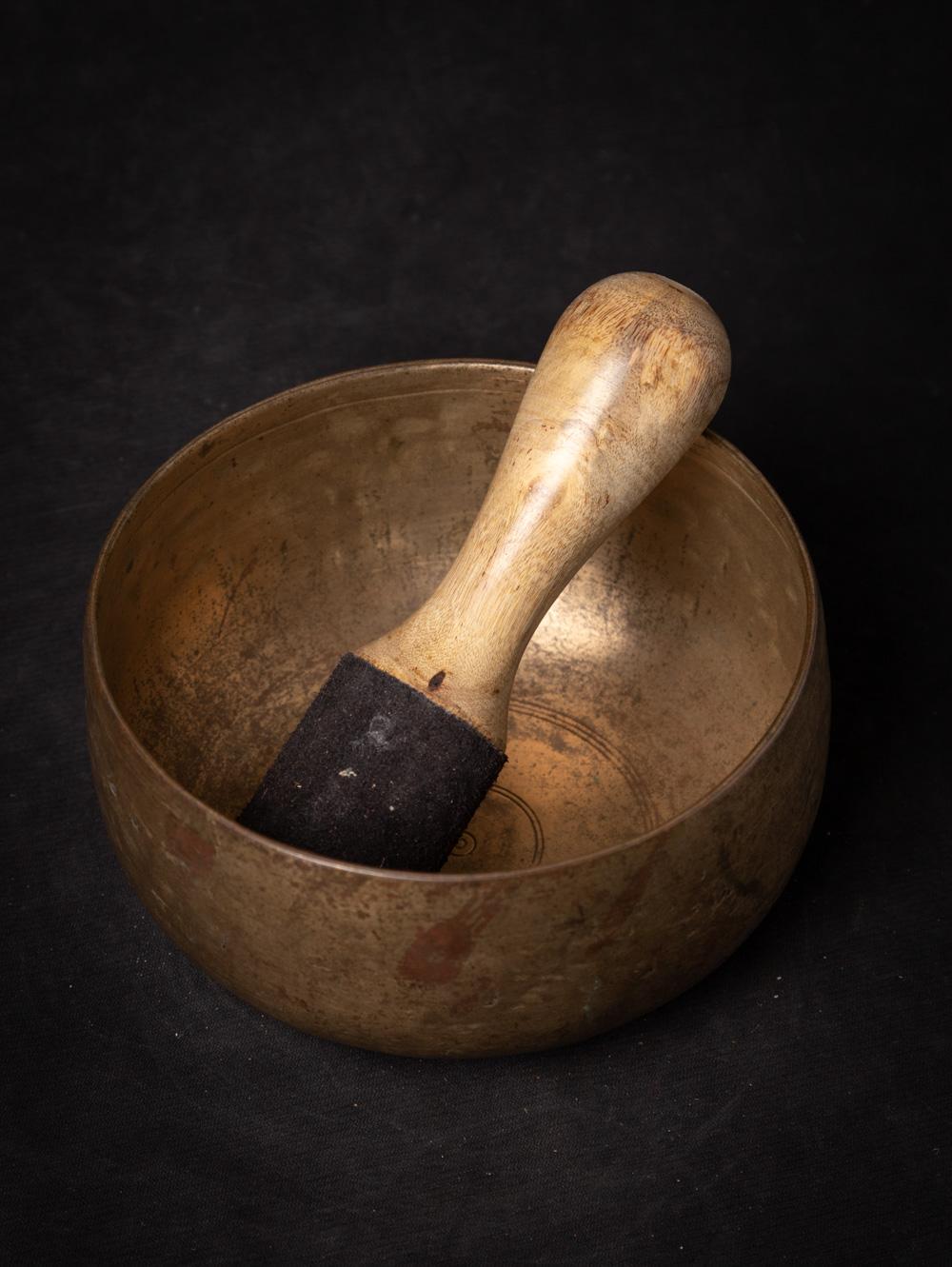 19th century Antique bronze Nepali Singing Bowl - OriginalBuddhas In Good Condition In DEVENTER, NL