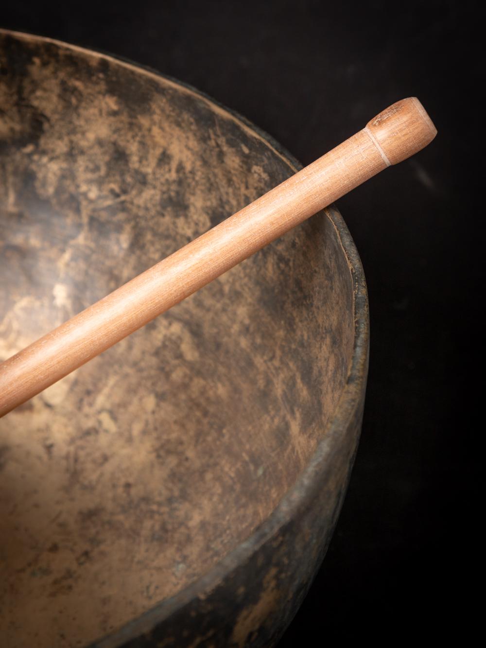 19th century Antique bronze Nepali Singing Bowl - OriginalBuddhas In Good Condition In DEVENTER, NL