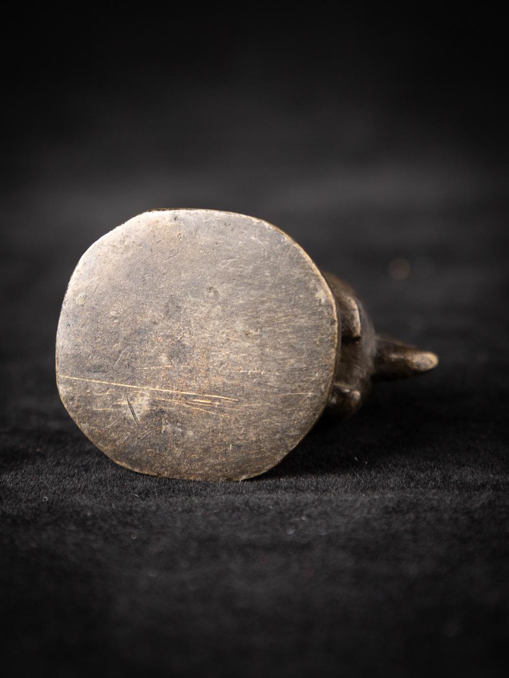 Ce poids d'opium antique en bronze provient de Birmanie (Myanmar) et a été fabriqué au cours du 19e siècle. Pesant 74 grammes et mesurant 4 cm de hauteur, 2,6 cm de largeur et 3,3 cm de profondeur, cette pièce reflète l'art et l'importance