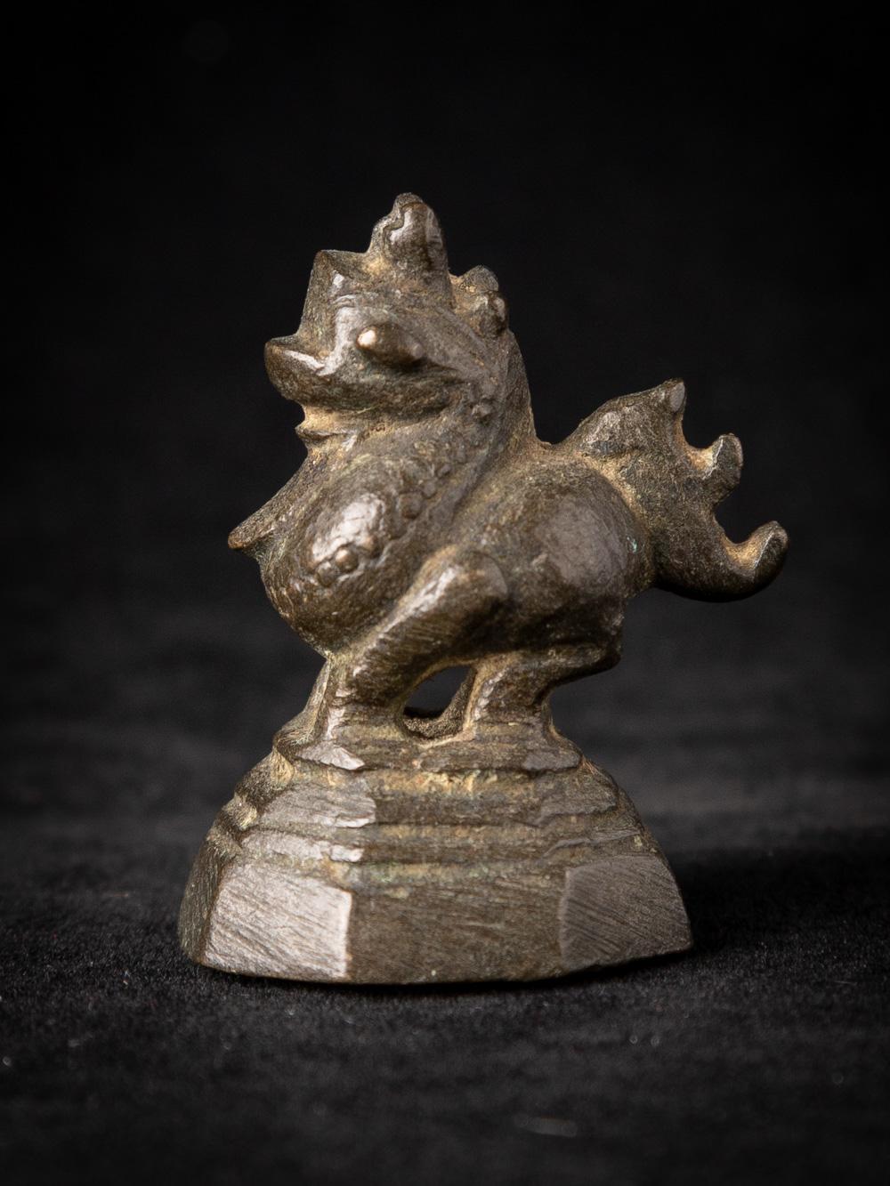 Ce poids à opium en bronze ancien, datant de la Birmanie (Myanmar) du XIXe siècle, est un bel exemple de l'artisanat traditionnel de l'Asie du Sud-Est. Réalisée en bronze massif, la pièce mesure 4 cm de haut, 2,7 cm de large et 3,3 cm de profondeur,