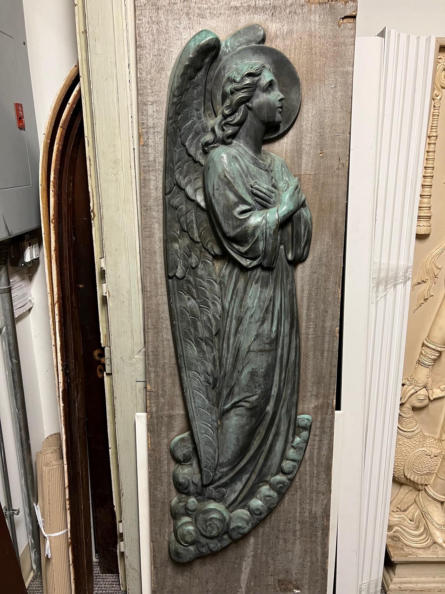 Antique ange priant en bronze du 19e siècle, aux bras croisés et aux détails très fins. Les bras croisés sur une statue d'ange représentent la révérence. Il s'agissait en fait d'une posture de révérence bien avant qu'elle ne devienne un langage