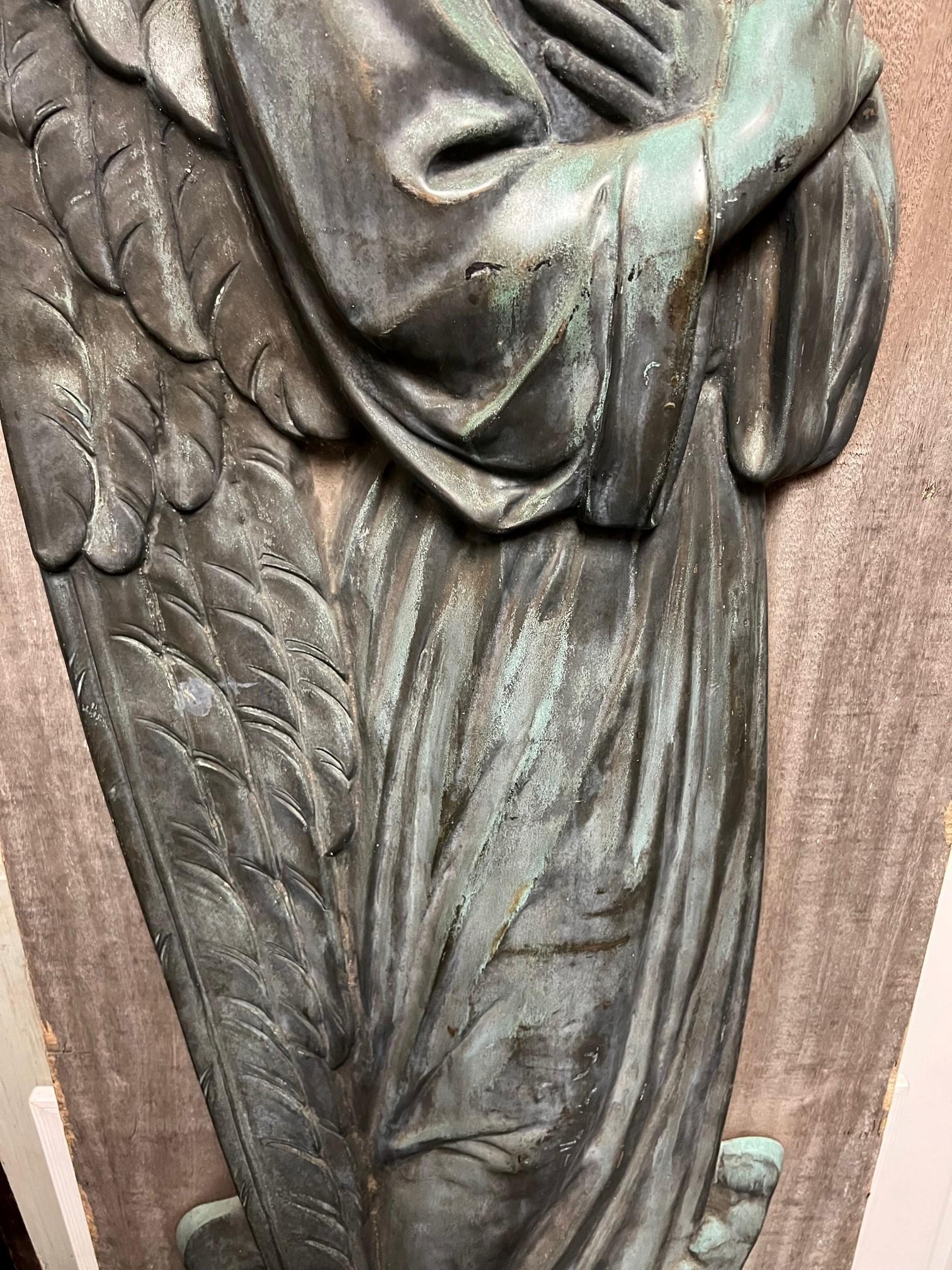 Antike Bronzestatue mit gekreuzten Engelsarmen aus dem 19. Jahrhundert (Geformt) im Angebot