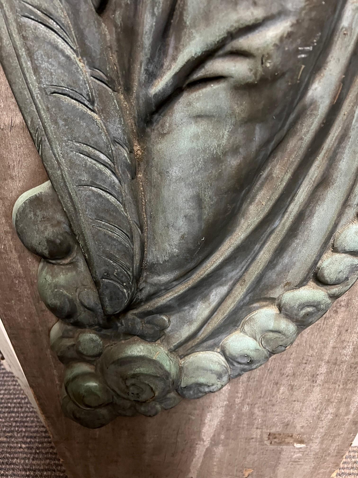 Antike Bronzestatue mit gekreuzten Engelsarmen aus dem 19. Jahrhundert im Zustand „Gut“ im Angebot in Stamford, CT