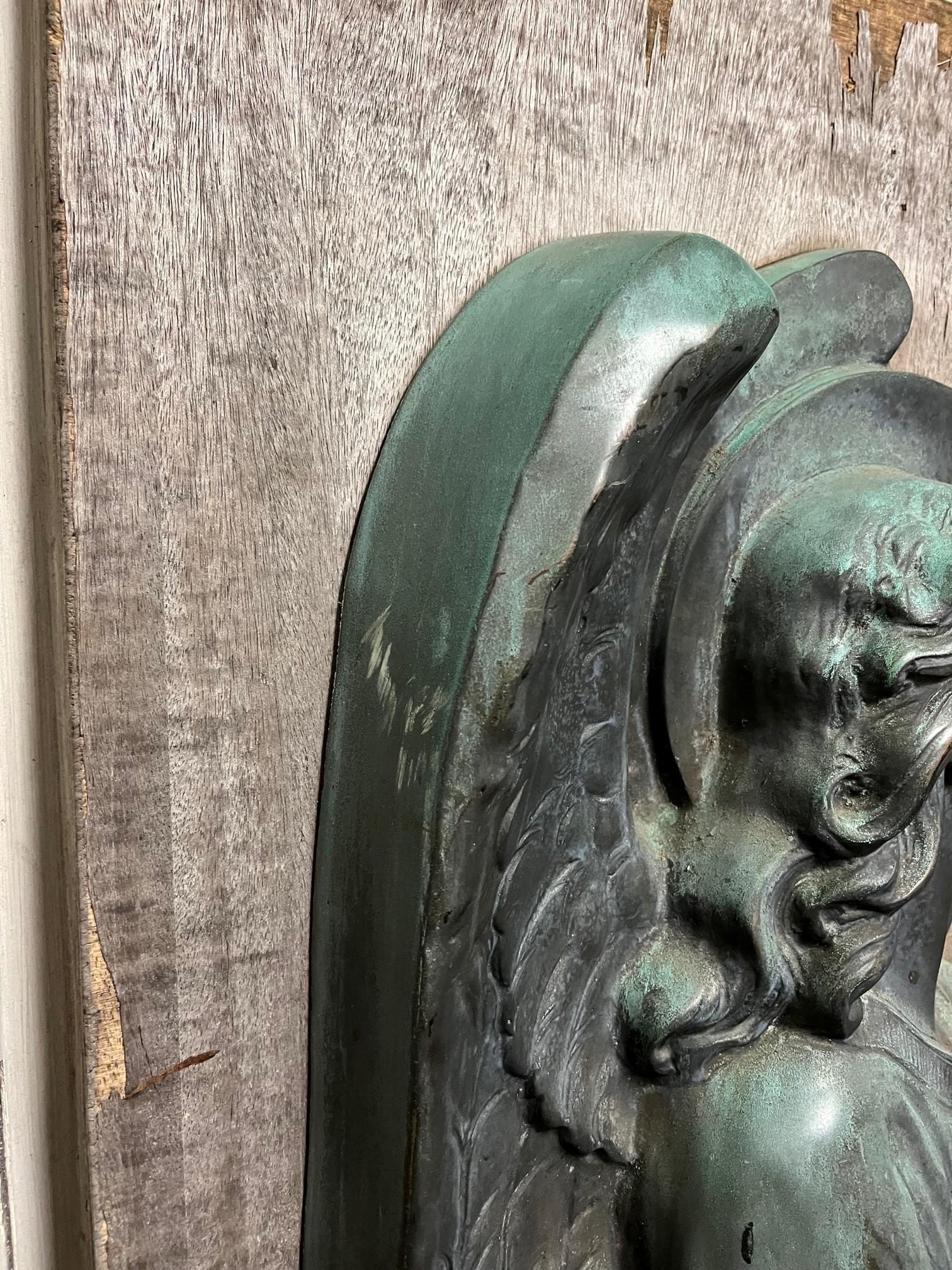 Arms d'anges priant croisés en bronze ancien du 19ème siècle en vente 2