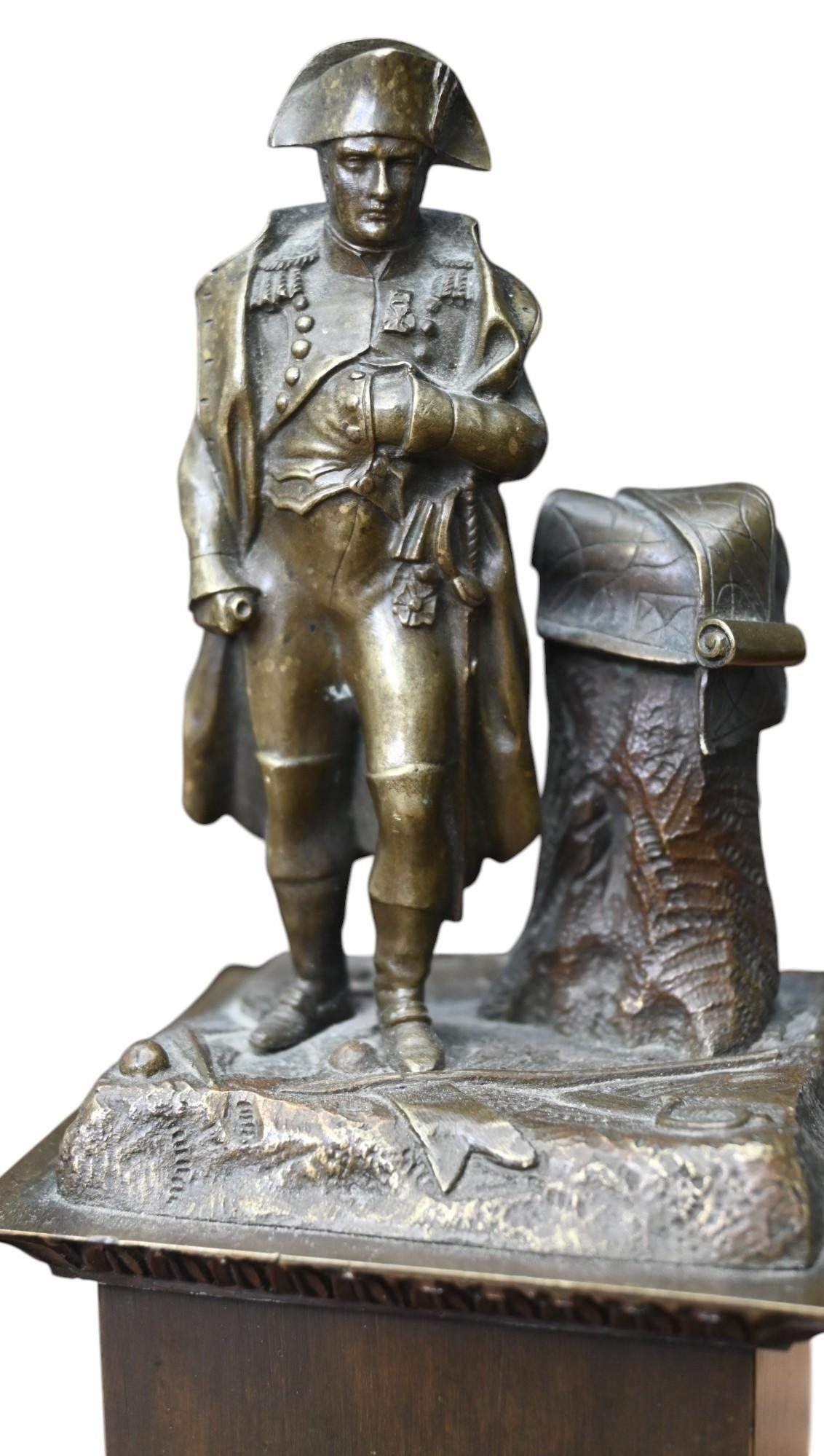 Antica statua in bronzo dell'inizio del XIX secolo di Napoleone Bonaparte di ottima qualità. 
Patina originale invecchiata
Altezza totale 22 cm, base 8,8 x 8,8 cm, altezza figura 9 cm