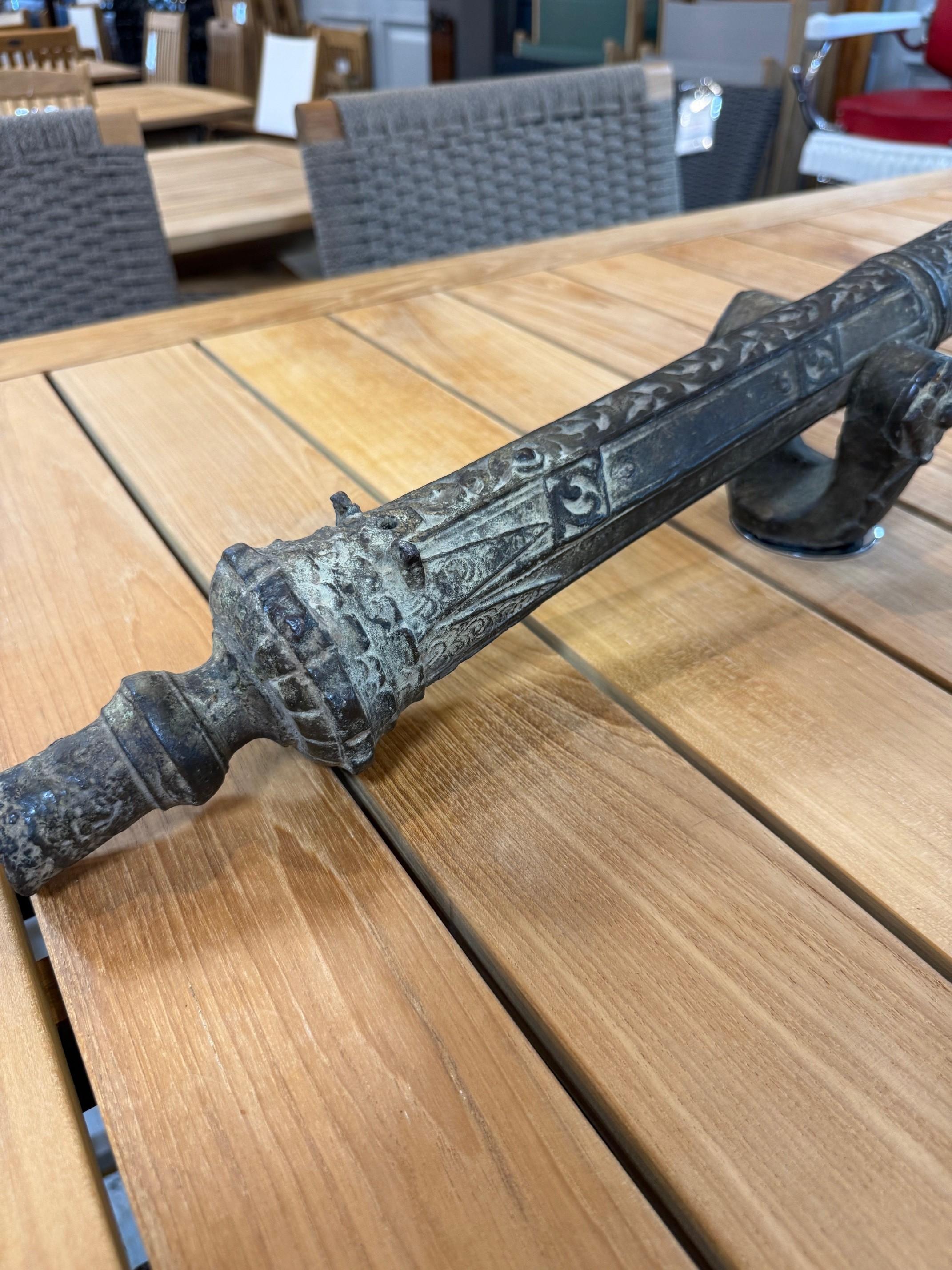 Canon de Lantaka malais pivotant en bronze ancien du 19e siècle avec monture à étrier en vente 11