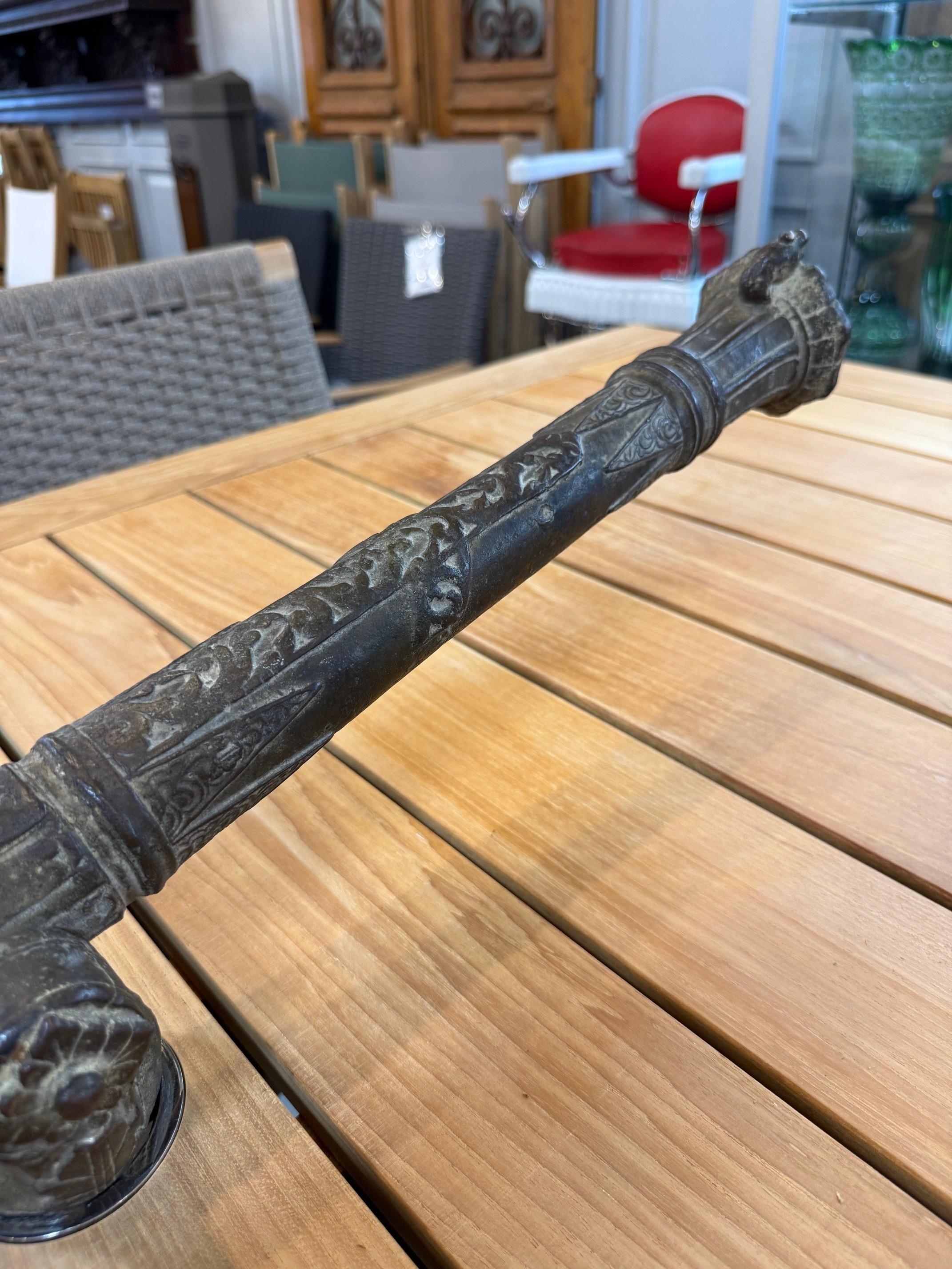Canon de Lantaka malais pivotant en bronze ancien du 19e siècle avec monture à étrier en vente 12