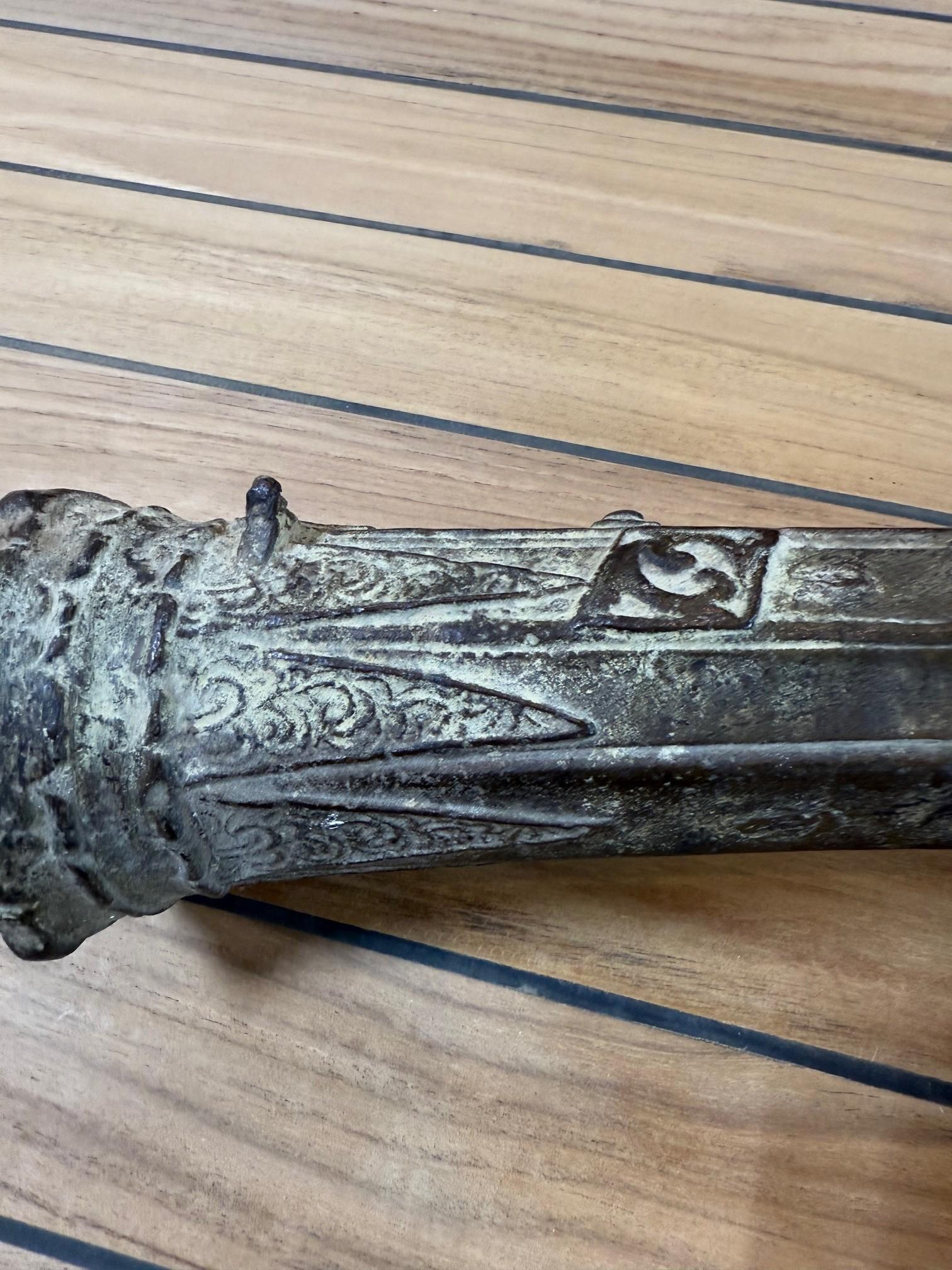 Un très beau canon pivotant en bronze du 19e siècle, peut-être du 18e siècle, en forme de Lantaka malaisien antique, avec une monture à étrier. Les canons Lantaka sont un type de canon portable ou de canon pivotant utilisé historiquement dans toute