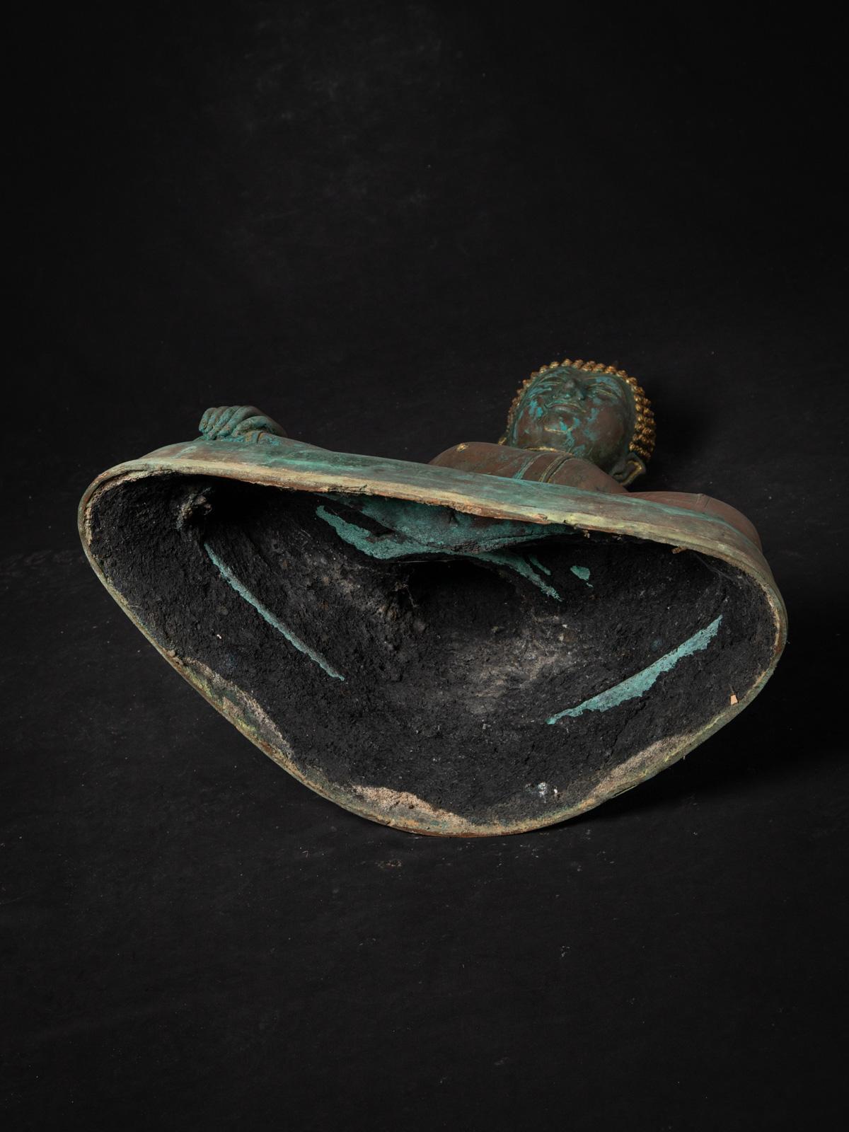 19th century Antique bronze Thai Sukhothai Buddha statue in Bhumisparsha Mudra For Sale 3