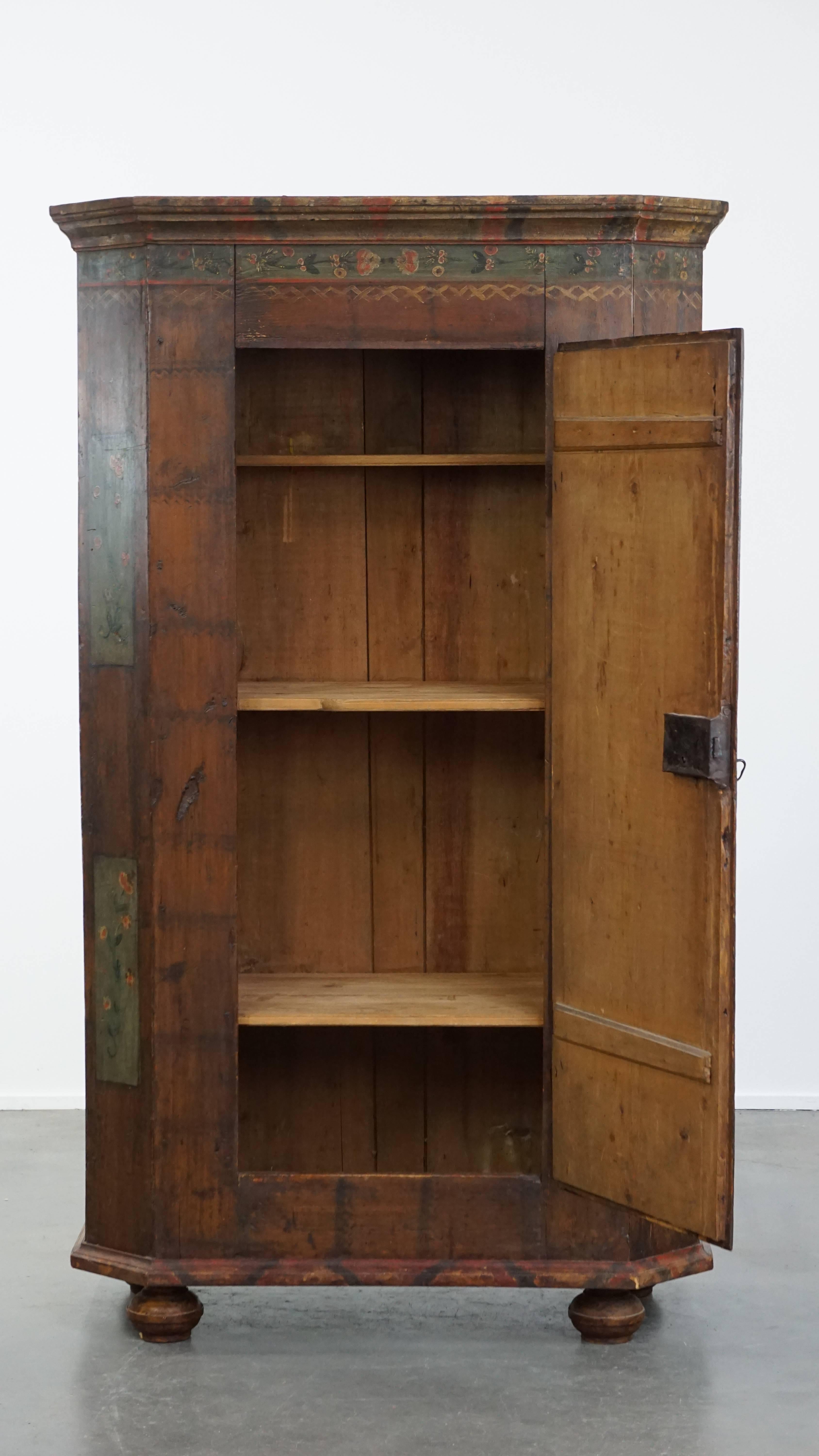 Das hier angebotene antike Buffet oder Brautschrank aus dem 19. Jahrhundert ist mit exquisiten handgemalten Volkskunstdekorationen versehen.

Dieses bemerkenswerte Stück fügt sich mühelos in fast jede Einrichtung ein und ist sowohl optisch