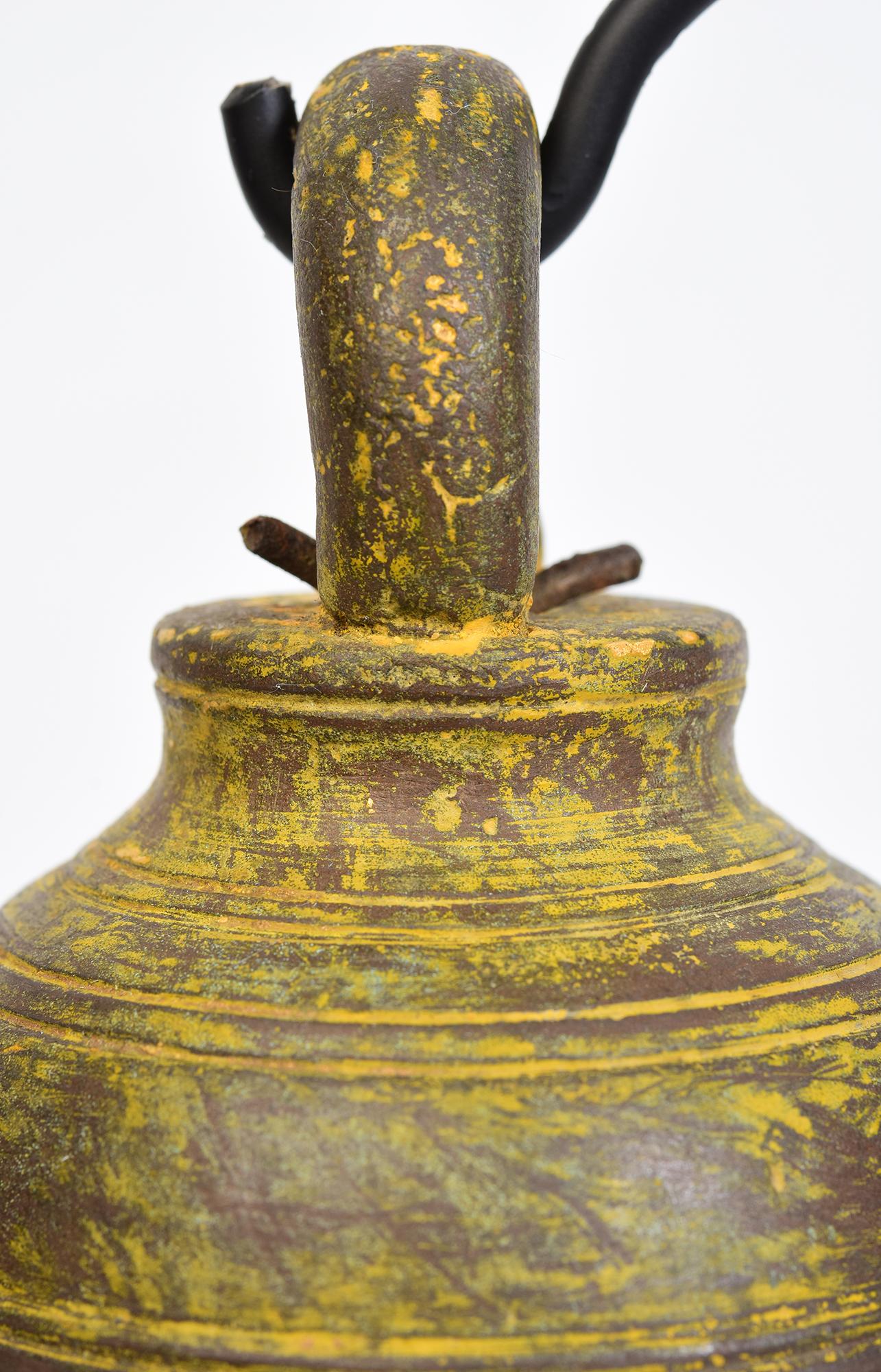 19. Jahrhundert, antike birmanische Bronzeglocke mit Stand im Zustand „Gut“ im Angebot in Sampantawong, TH