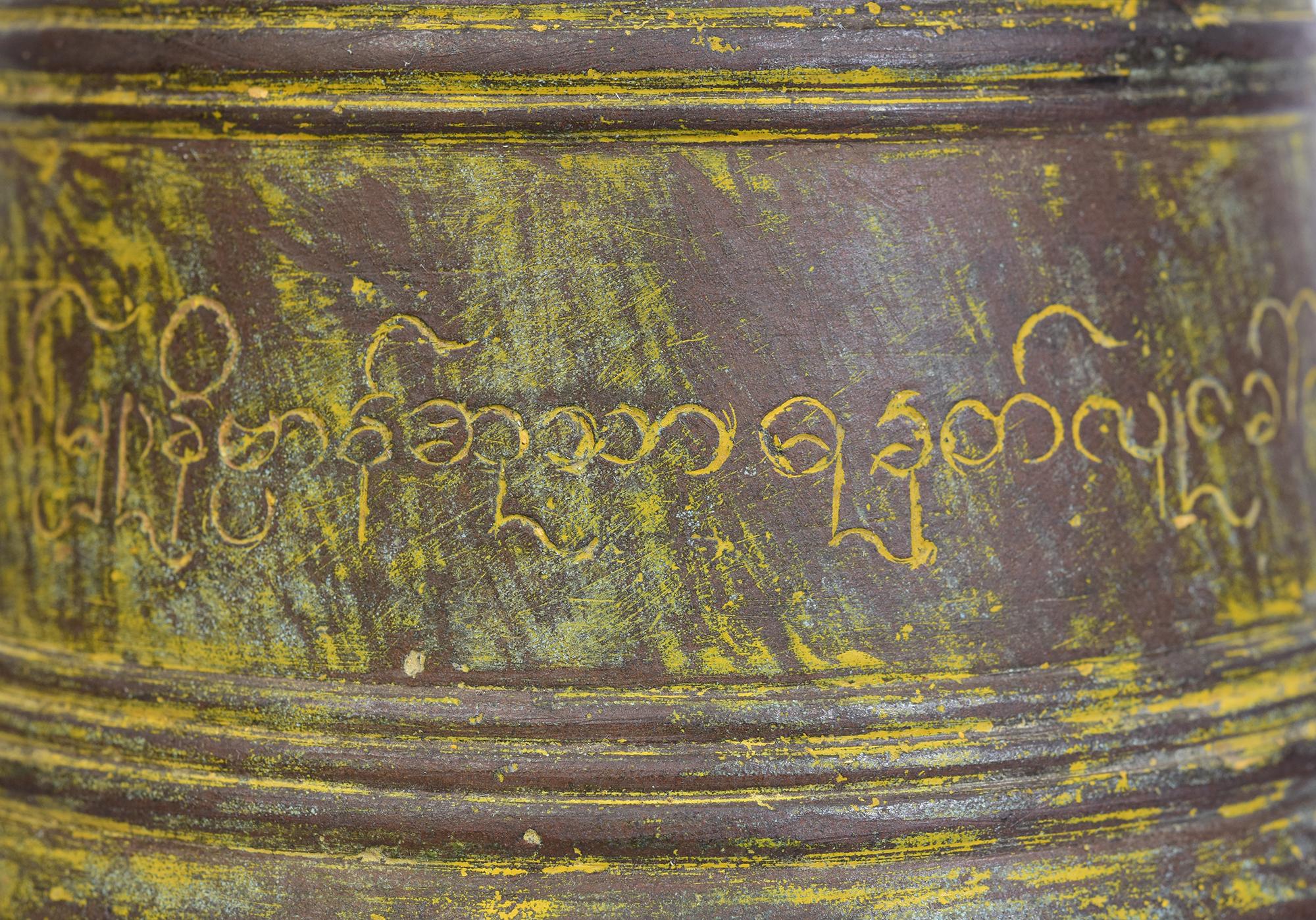 19. Jahrhundert, antike birmanische Bronzeglocke mit Stand im Angebot 1