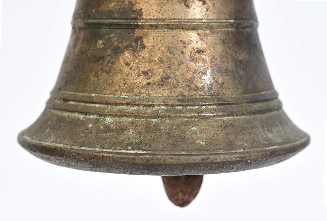 19th Century, Antique Burmese Bronze Bell with Stand In Good Condition For Sale In Sampantawong, TH