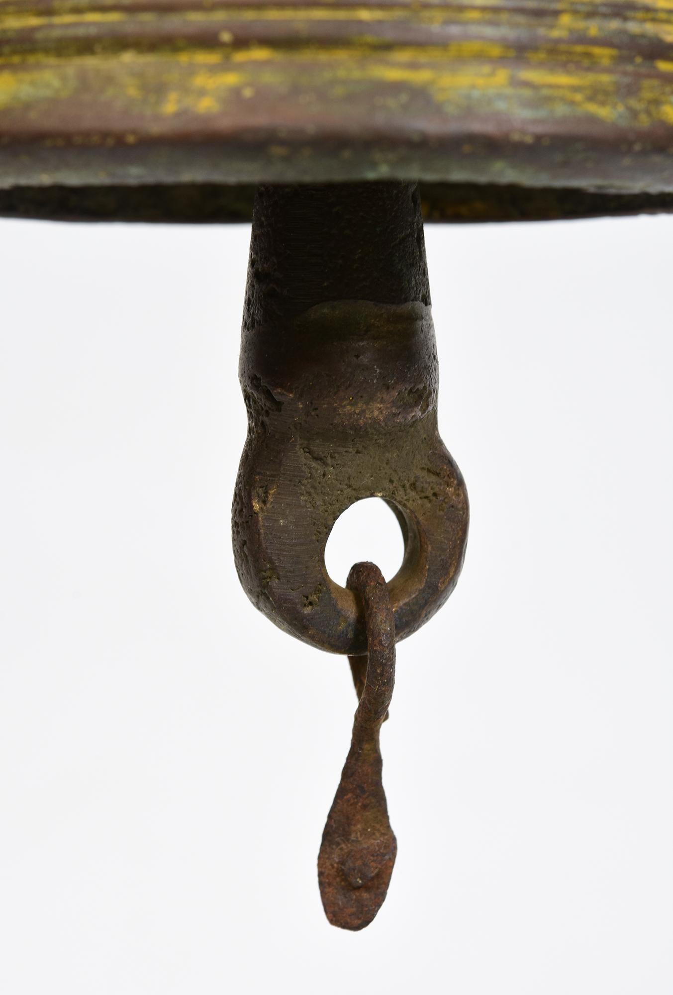 19. Jahrhundert, antike birmanische Bronzeglocke mit Stand im Angebot 2