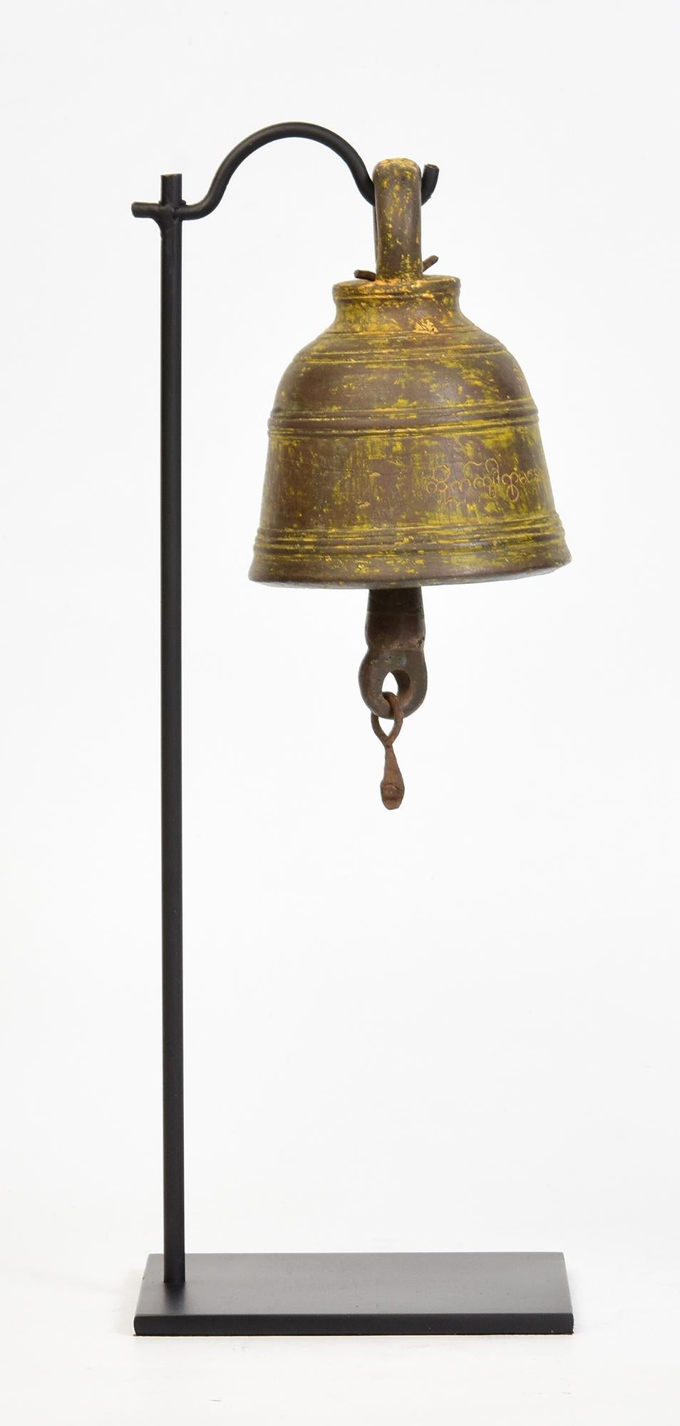 19. Jahrhundert, antike birmanische Bronzeglocke mit Stand im Angebot 4