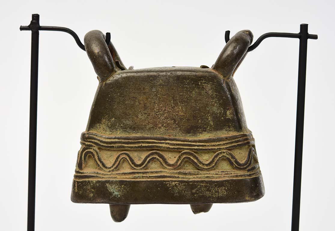 Burmese bronze cow bell with clapper inside with stand.

Age: Burma, 19th century
Size: height 7 cm / width 8 cm.
Size including stand: height 16.2 cm
Condition: Nice condition overall (some expected degradation due to its age).

100%