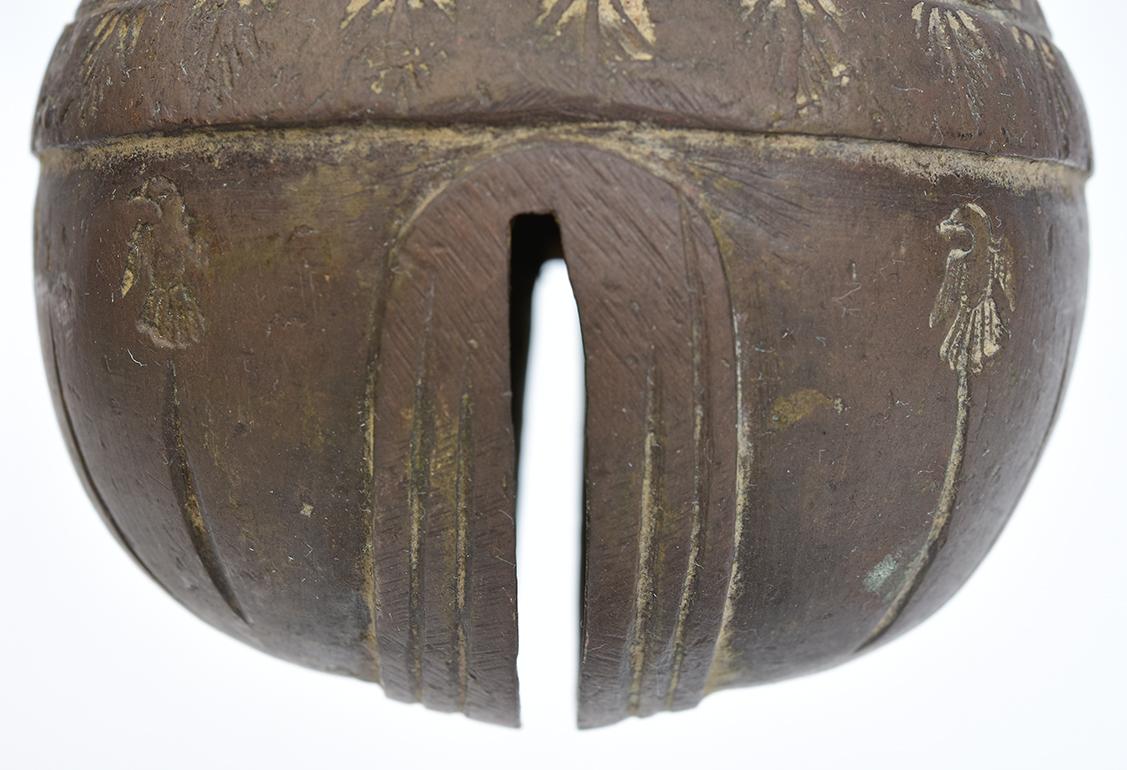 Antike burmesische Bronze-Elefantenglocke mit Ständer aus dem 19. Jahrhundert im Zustand „Gut“ im Angebot in Sampantawong, TH