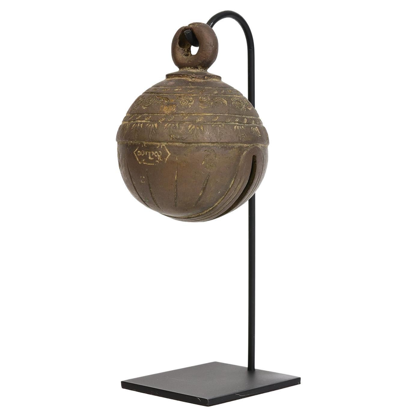 Ancienne cloche d'éléphant birmane en bronze du 19ème siècle avec support