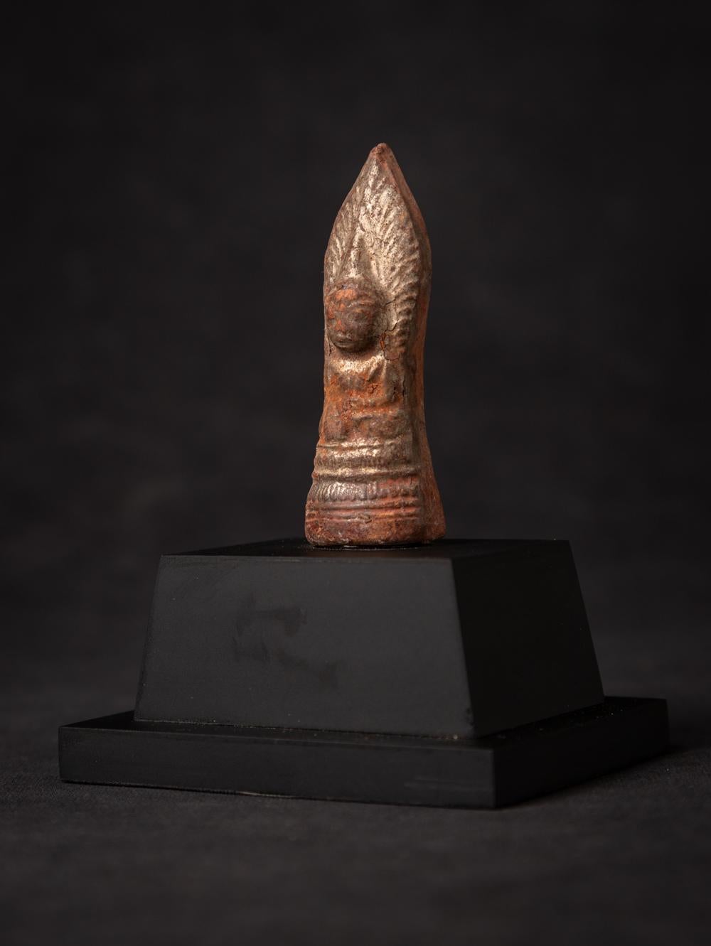 Antique Burmese Buddha amulet
Material: Terracotta
11,5 cm high
9,2 cm wide and 7,2 cm deep
Just the amulet (without the base) is 7,5 cm high
Shan (Tai Yai) style
Bhumisparsha mudra
19th century
Weight: 163 grams
Originating from Burma
Nr: AML-10