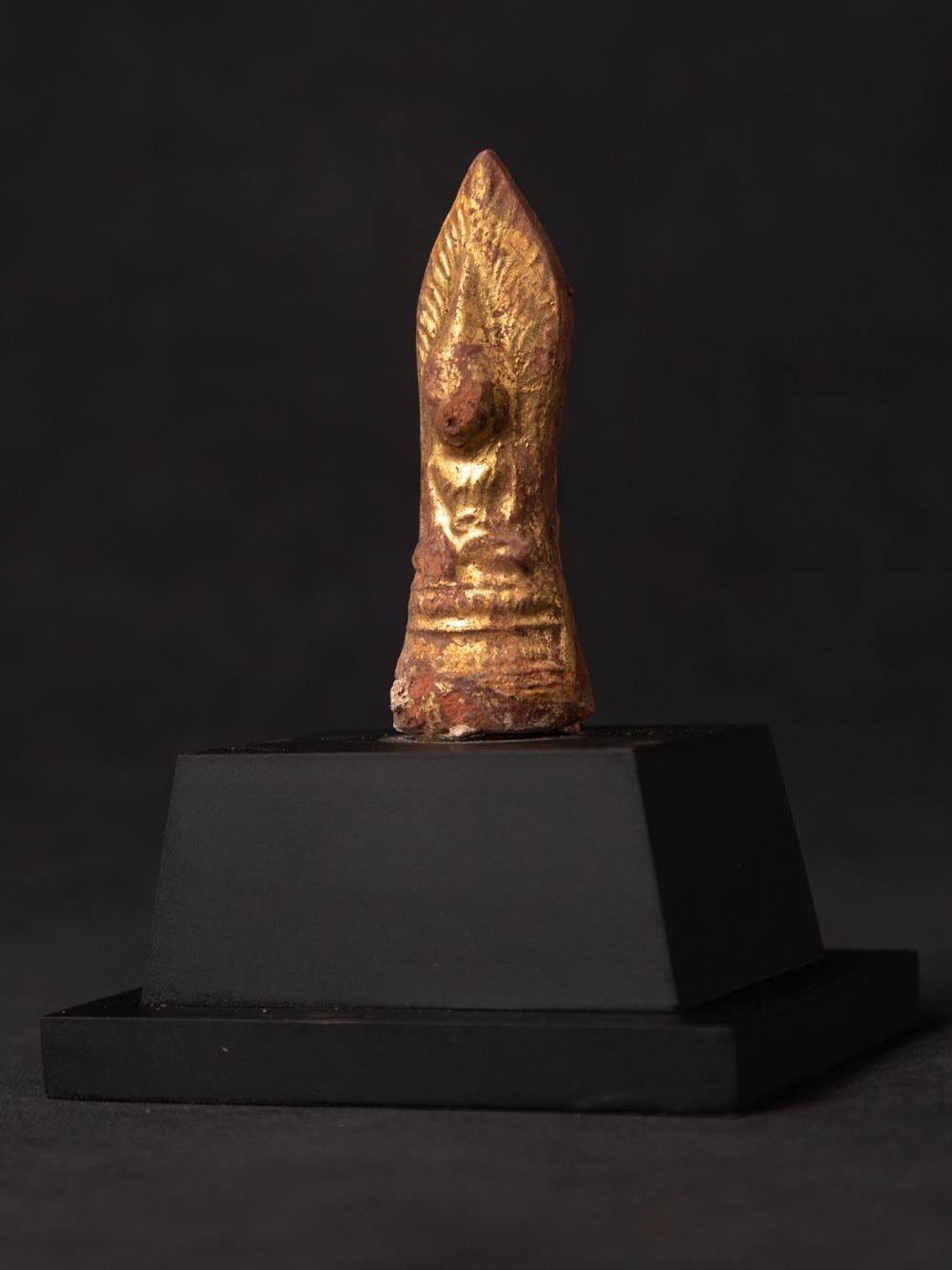 Material: Terracotta
11,5 cm high
The base is 9,2 cm wide and 7,2 cm deep
The amulet itself (without the base) is 7,5 cm high
Shan (Tai Yai) style
Bhumisparsha mudra
19th century
Weight: 163 grams
Originating from Burma
Nr: AML-09