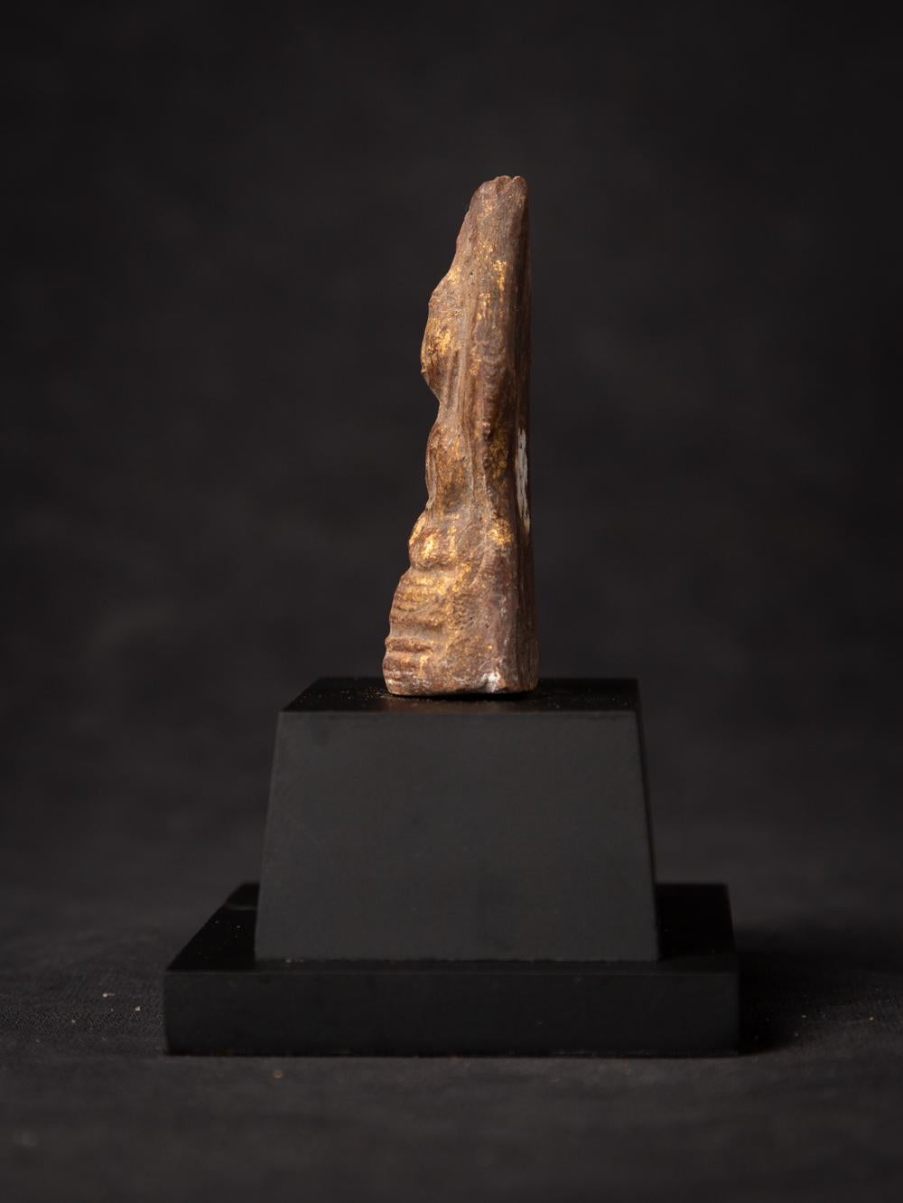 19th century Antique Burmese Buddha amulet from Burma In Good Condition For Sale In DEVENTER, NL
