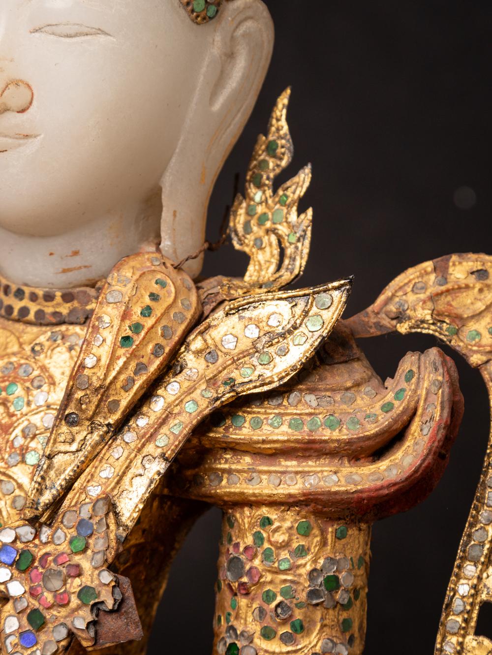 Cette statue antique de Bouddha couronné de Birmanie est une œuvre d'art et de spiritualité remarquable. Il est fabriqué en bois et mesure 42 cm de haut, pour une largeur de 43 cm et une profondeur de 22 cm.

La statue est représentée dans le mudra