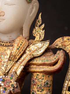 Ancienne statue de Bouddha couronné birman du 19e siècle au Bhumisparsha Mudra