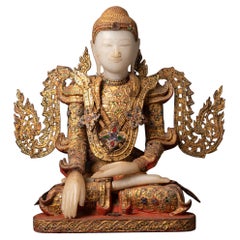 Antike burmesische gekrönte Buddha-Statue in Bhumisparsha Mudra aus dem 19. Jahrhundert