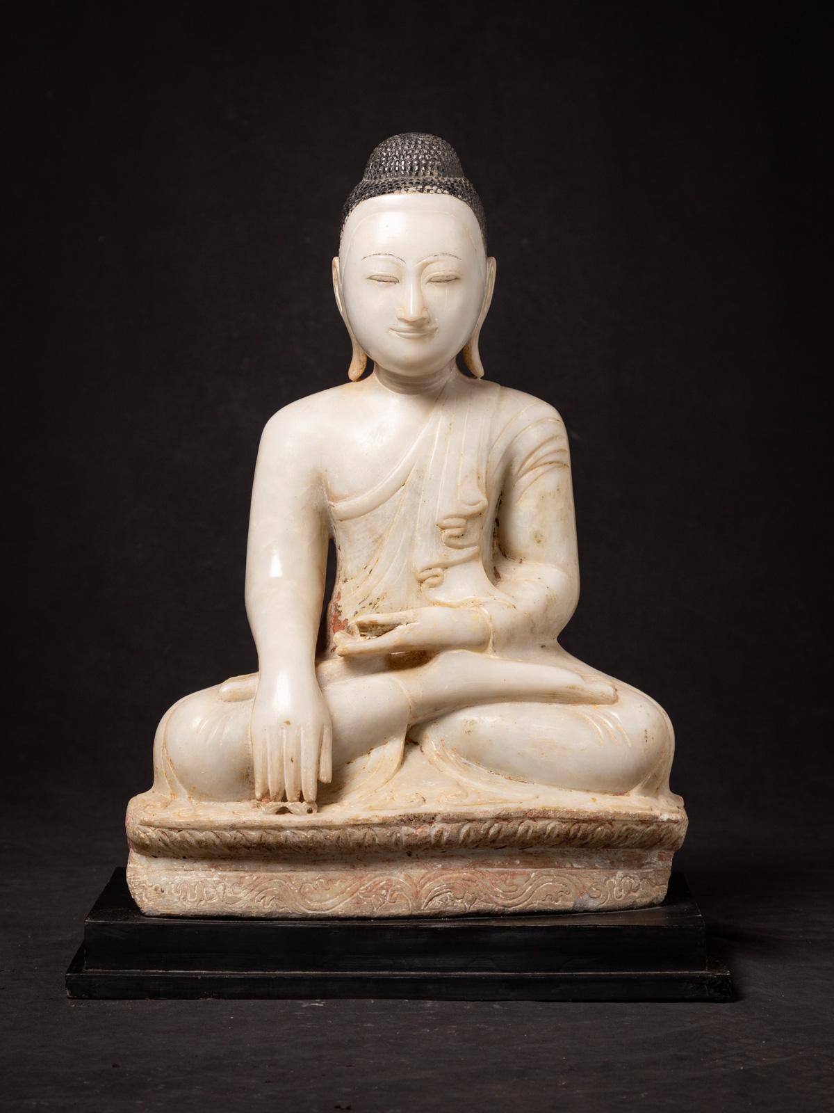 Cette ancienne statue de Bouddha de Mandalay en marbre birman est un artefact bouddhiste du XIXe siècle provenant de Birmanie (Myanmar). Elle incarne l'élégance et la profondeur spirituelle des sculptures de Bouddha de style Mandalay. Sculptée de
