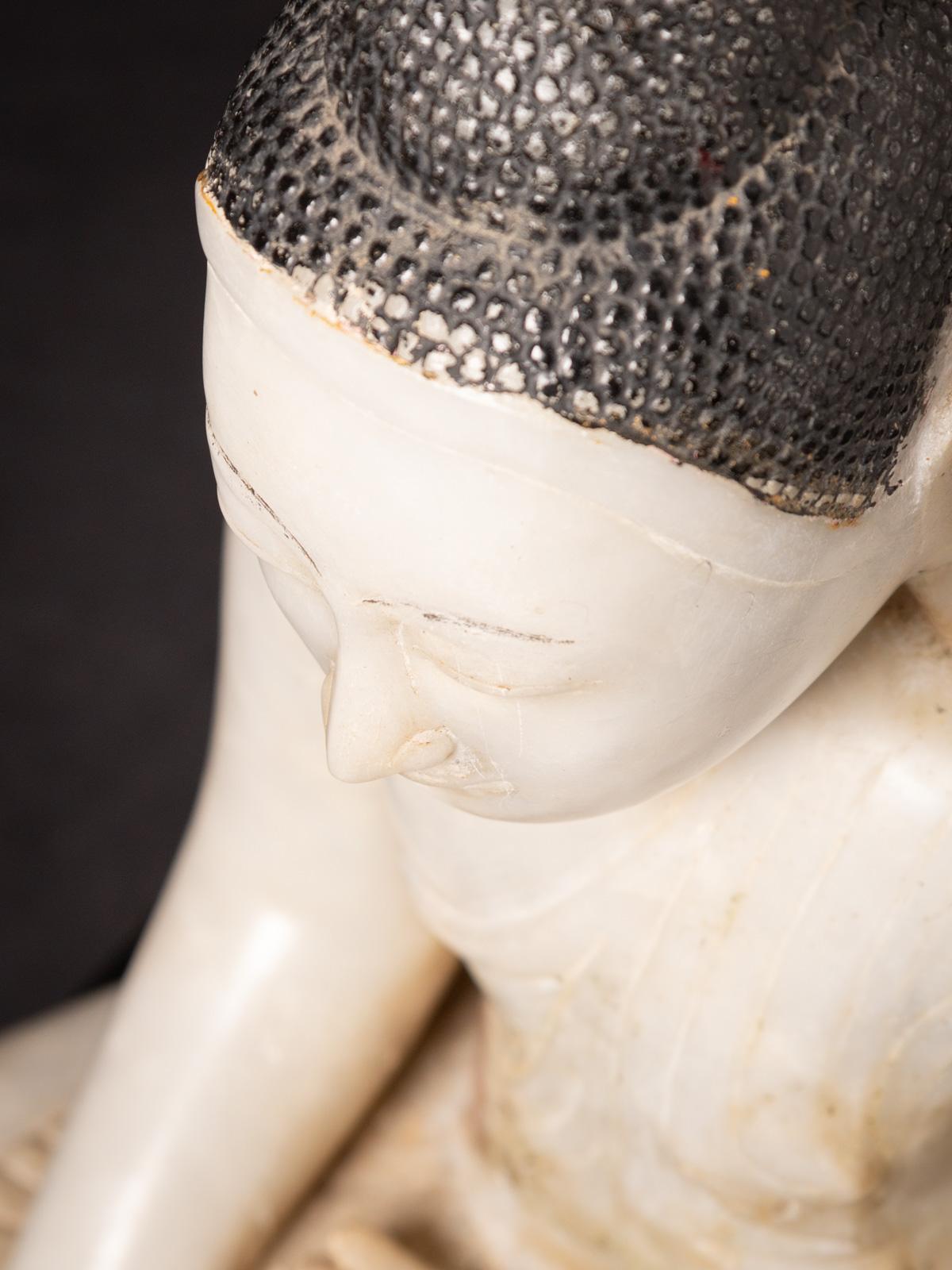 statue de Bouddha Mandalay en marbre birman ancien du 19ème siècle Bon état - En vente à DEVENTER, NL