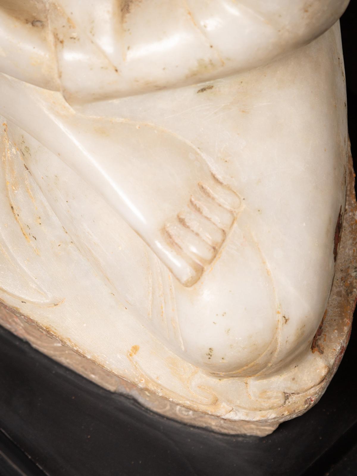 statue de Bouddha Mandalay en marbre birman ancien du 19ème siècle en vente 2