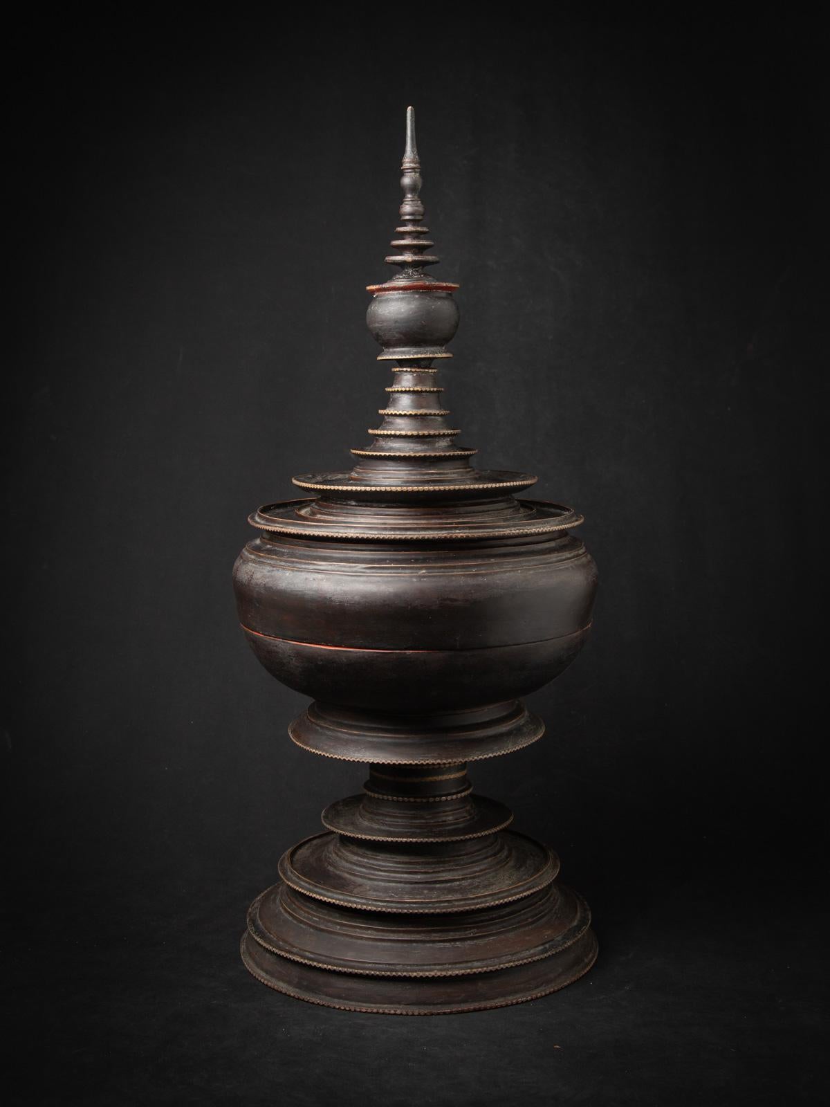 L'antico vaso da offerta birmano è un manufatto di notevole importanza proveniente dalla Birmania. Realizzata in lacca, ogni statua misura 90,5 cm di altezza e 38,5 cm di diametro. 

Creata nel XIX secolo, faceva probabilmente parte di un gruppo di