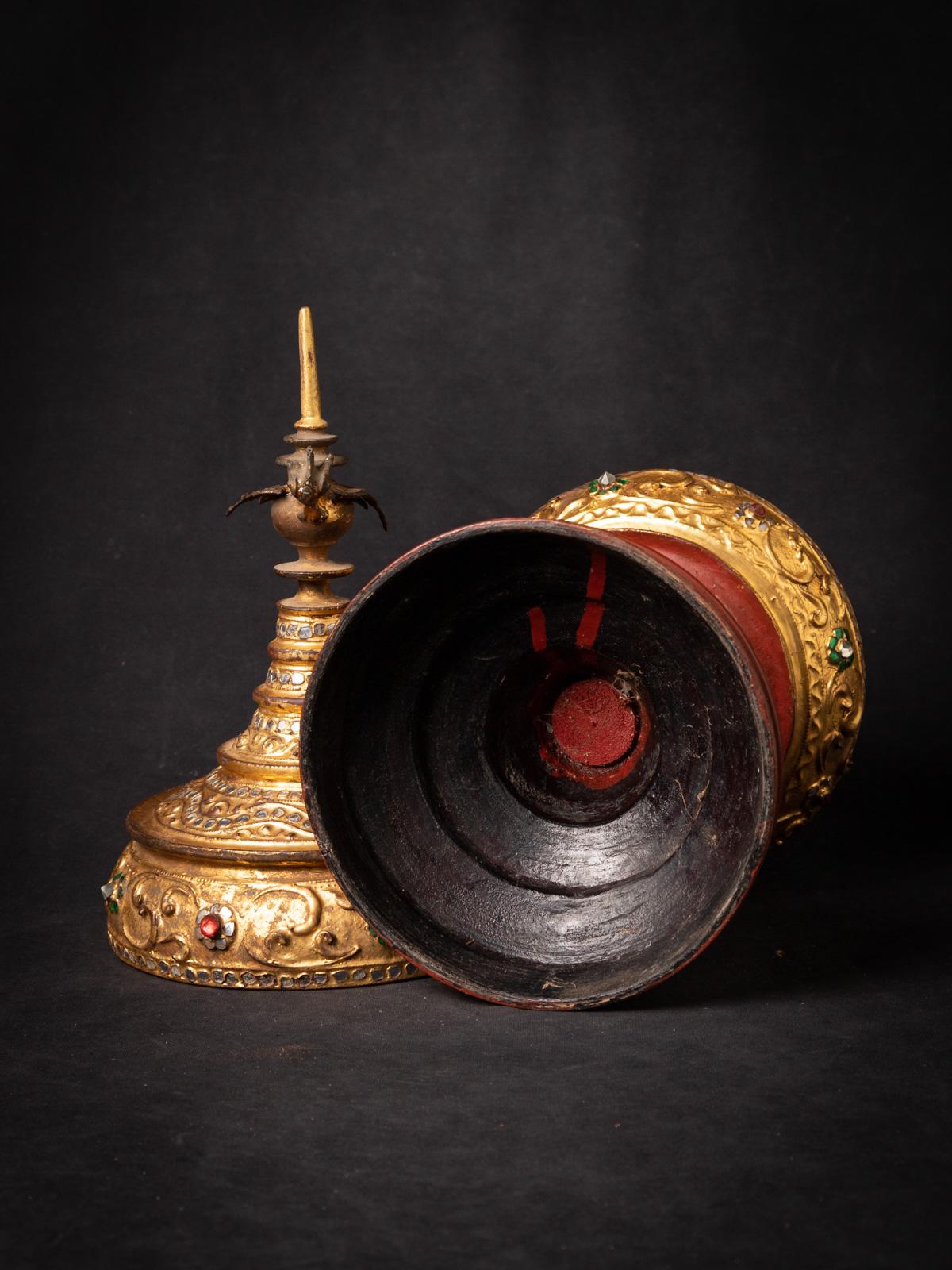 Antique Burmese offering vessel with Hintha bird
Material : lacquerware
46,8 cm high
18,5 cm diameter
Gilded with 24 krt. gold
Mandalay style
19th century
Weight: 849 grams
Originating from Burma