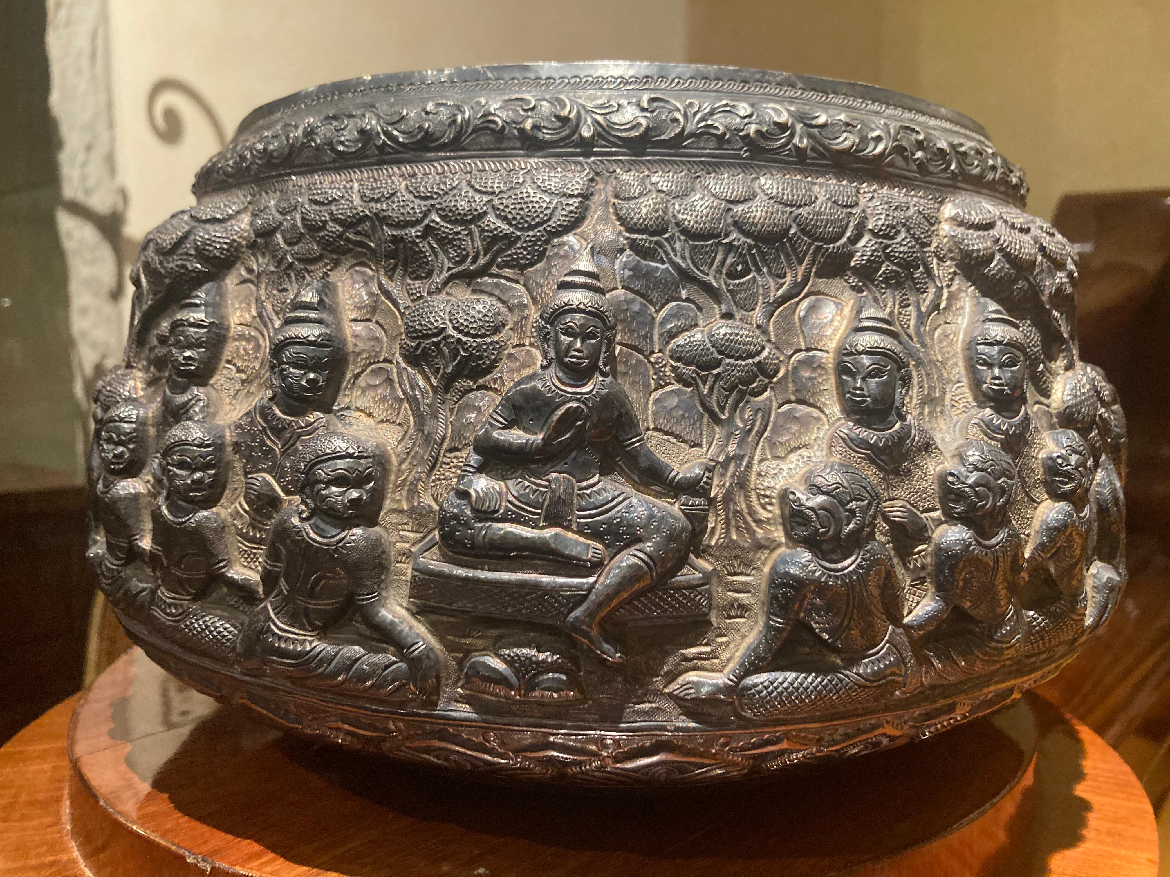 19ème siècle Antique Birmane argent massif argenté à la main Thabeik Bowl en vente 5