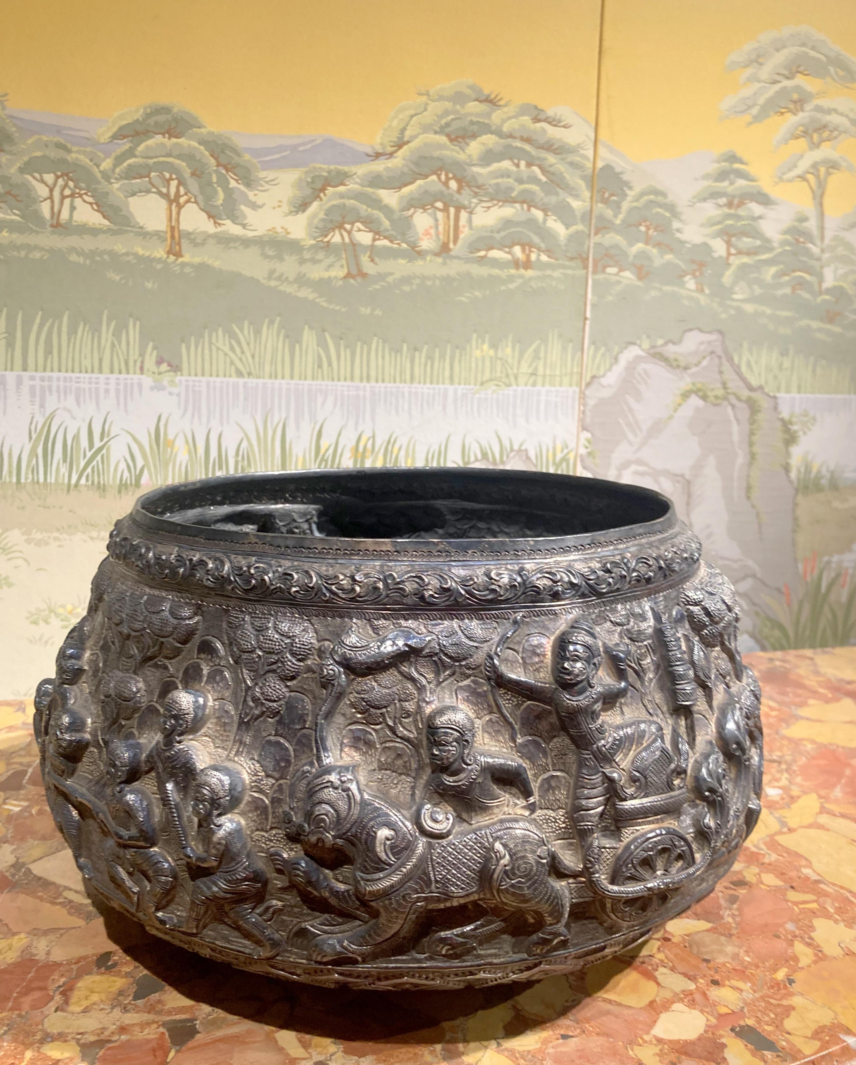 Antike burmesische Thabeik-Schale aus massivem Silber und Silber, handgefertigt, 19. Jahrhundert (Handgefertigt) im Angebot