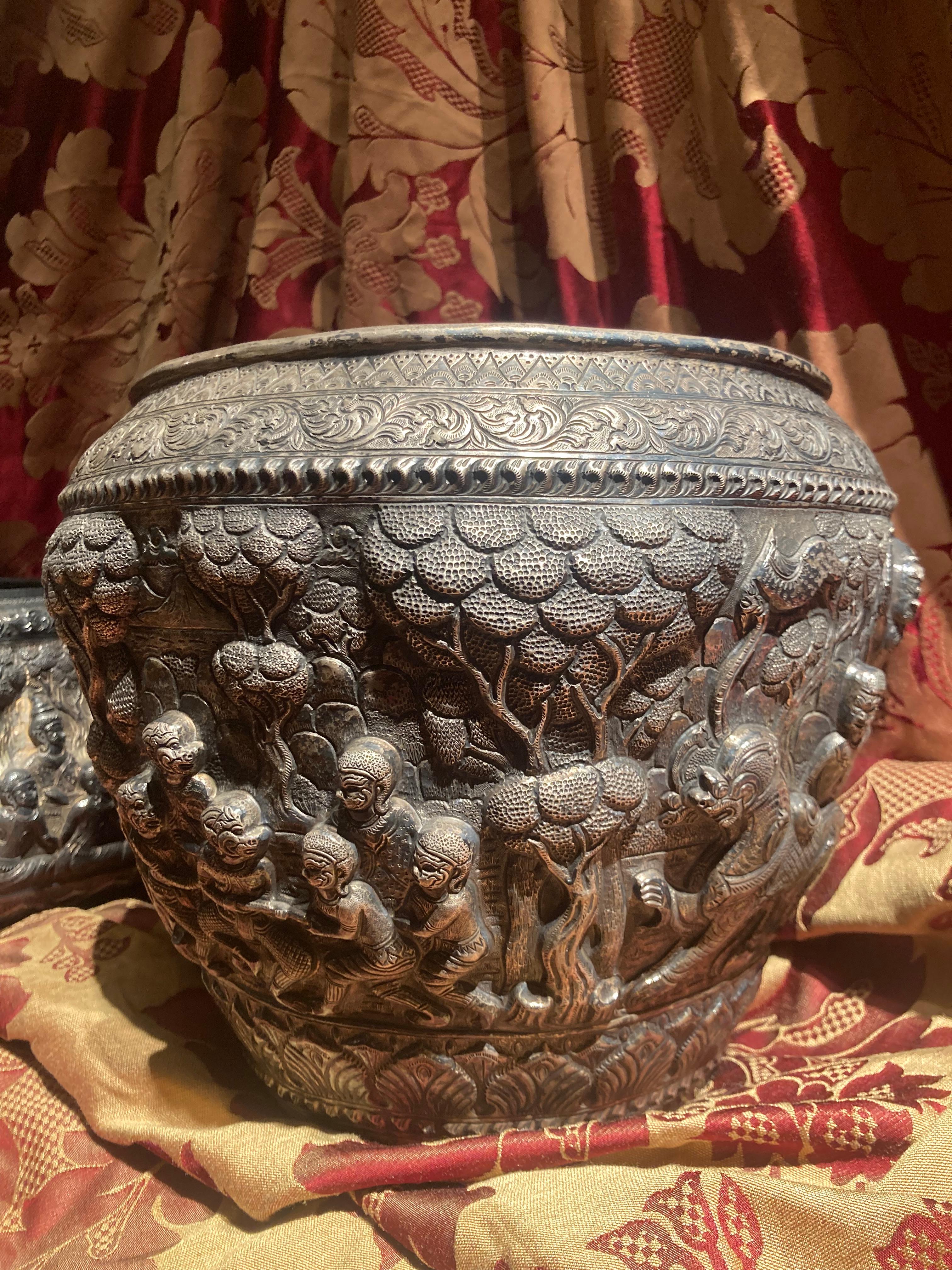 XIXe siècle 19ème siècle Antique Birmane argent massif argenté à la main Thabeik Bowl en vente
