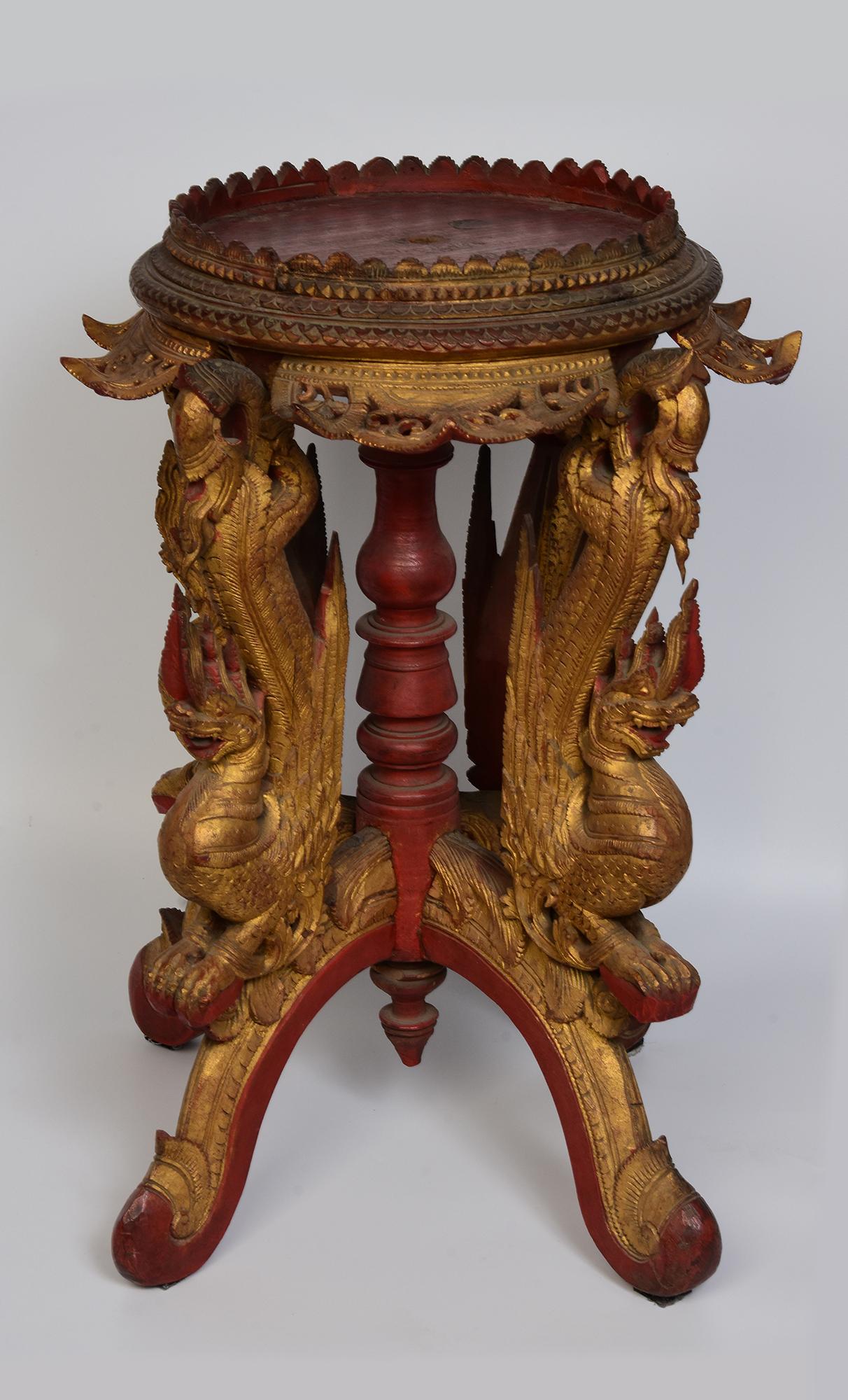 XIXe siècle, ancien support d'offrande Naga en bois birman en vente 8