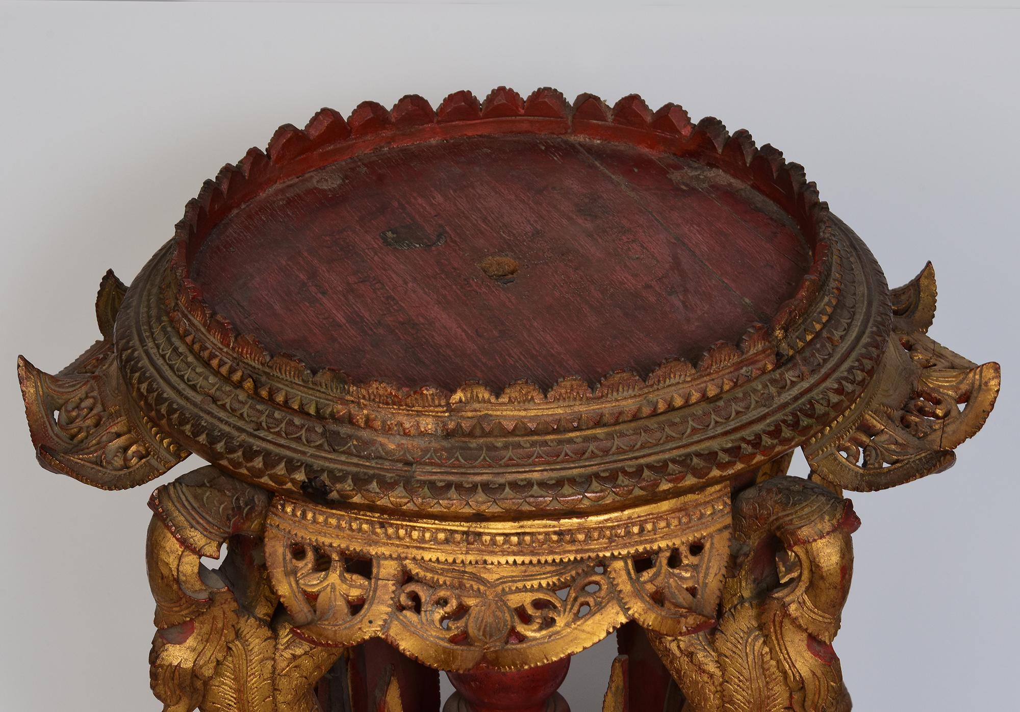 Support d'offrande Naga Antiques en bois de Birmanie.

Age : Birmanie, 19ème siècle
Taille : Hauteur 68.5 C.C. / Largeur 55 C.C. / Profondeur 55 C.C.
Condit : Bon état général (quelques dégradations attendues dues à son âge). 

Satisfaction à 100%