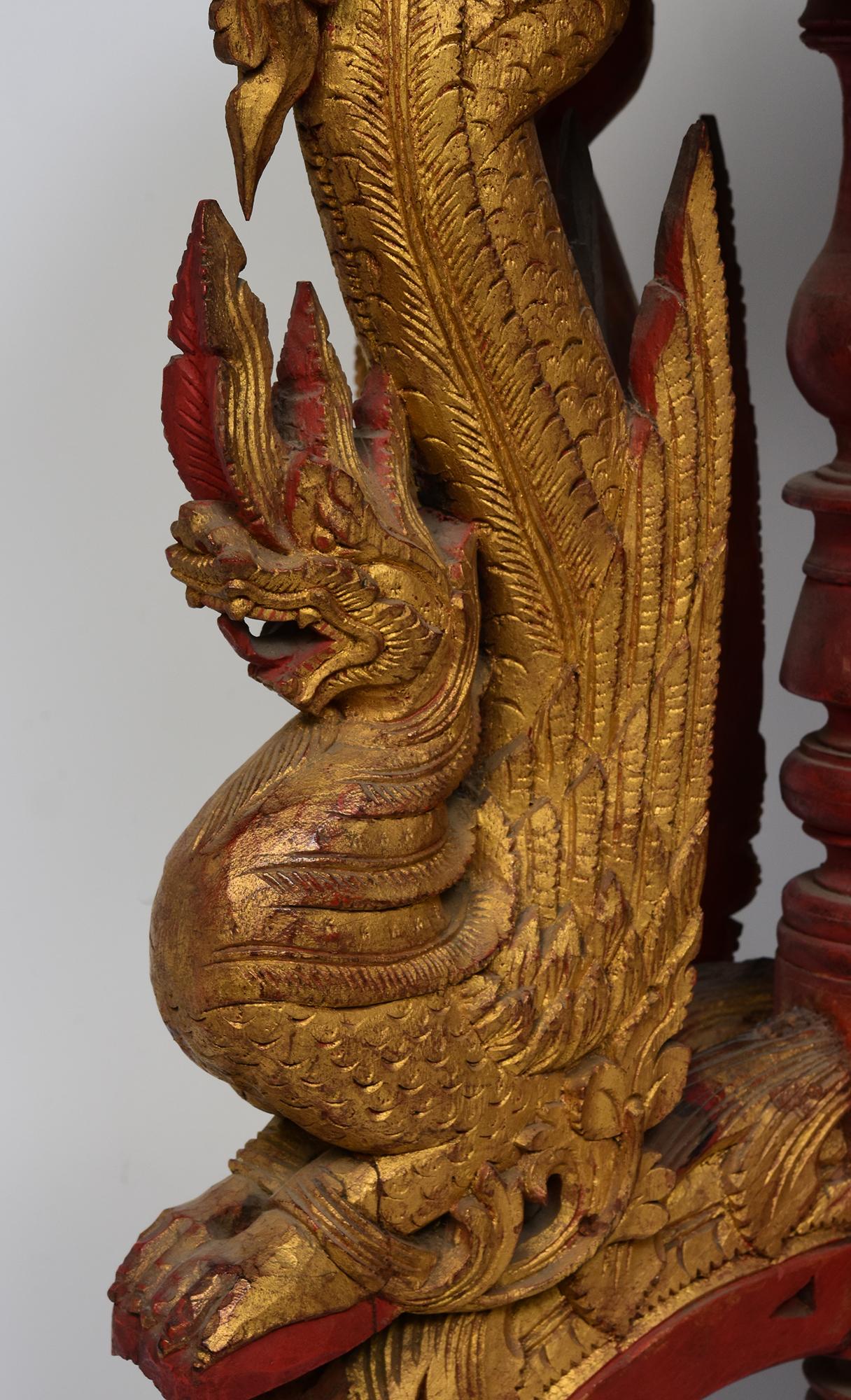 XIXe siècle, ancien support d'offrande Naga en bois birman Bon état - En vente à Sampantawong, TH