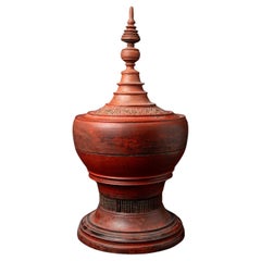 Antico vaso d'offerta in legno birmano del XIX secolo