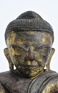 Antico Buddha seduto di legno birmano del XIX secolo