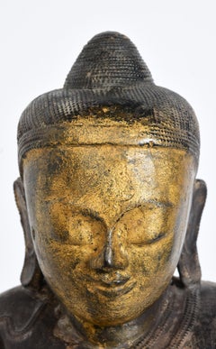 Antico Buddha seduto in legno birmano del XIX secolo