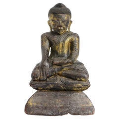 Antico Buddha seduto di legno birmano del XIX secolo
