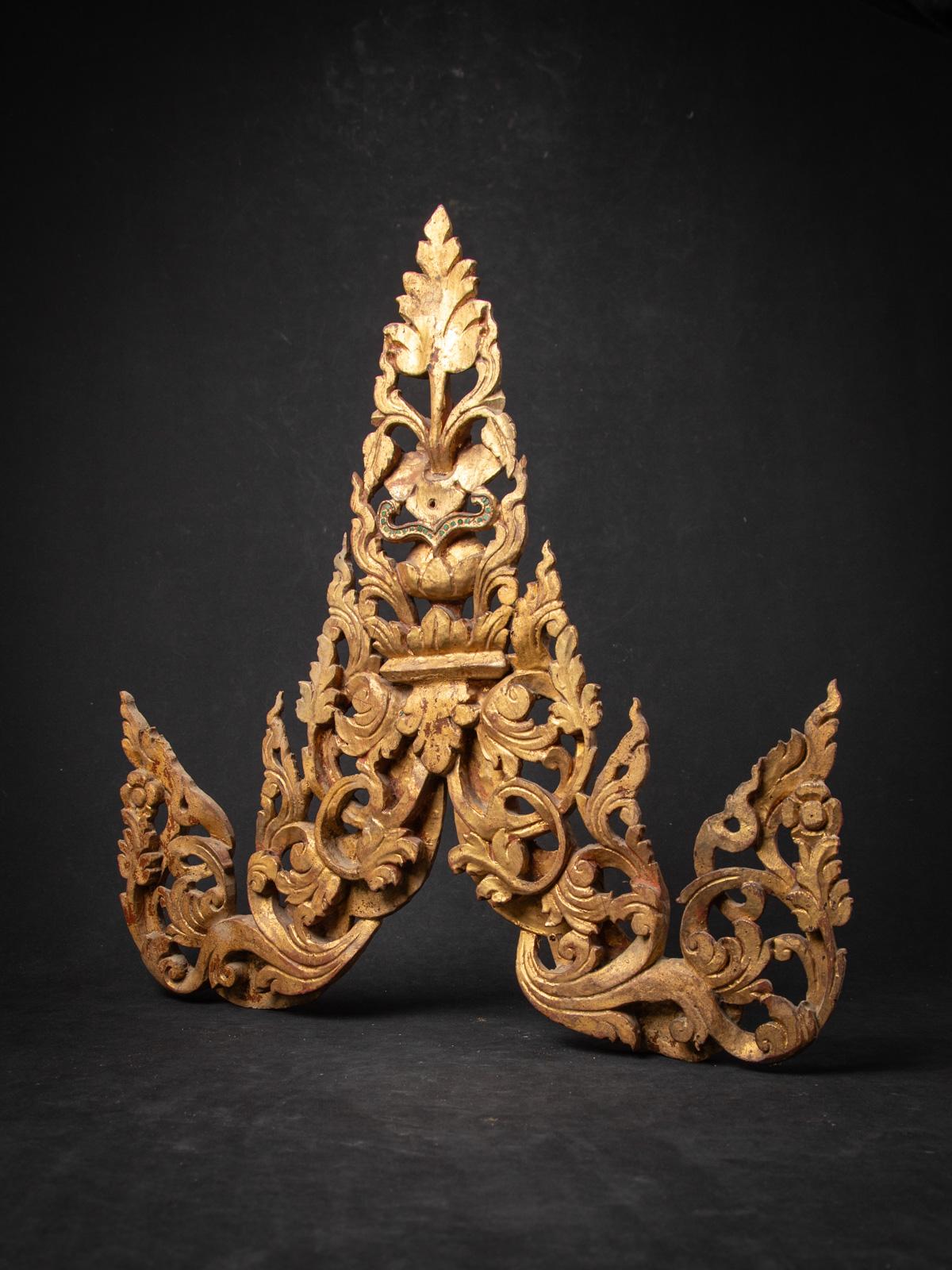 L'ancien panneau de temple en bois birman est un artefact remarquable et spirituellement significatif originaire de Birmanie. Fabriquée en bronze, chaque statue mesure 55,5 cm de hauteur, 57,2 cm de largeur et 3,7 cm de profondeur. 

Créée au 19e
