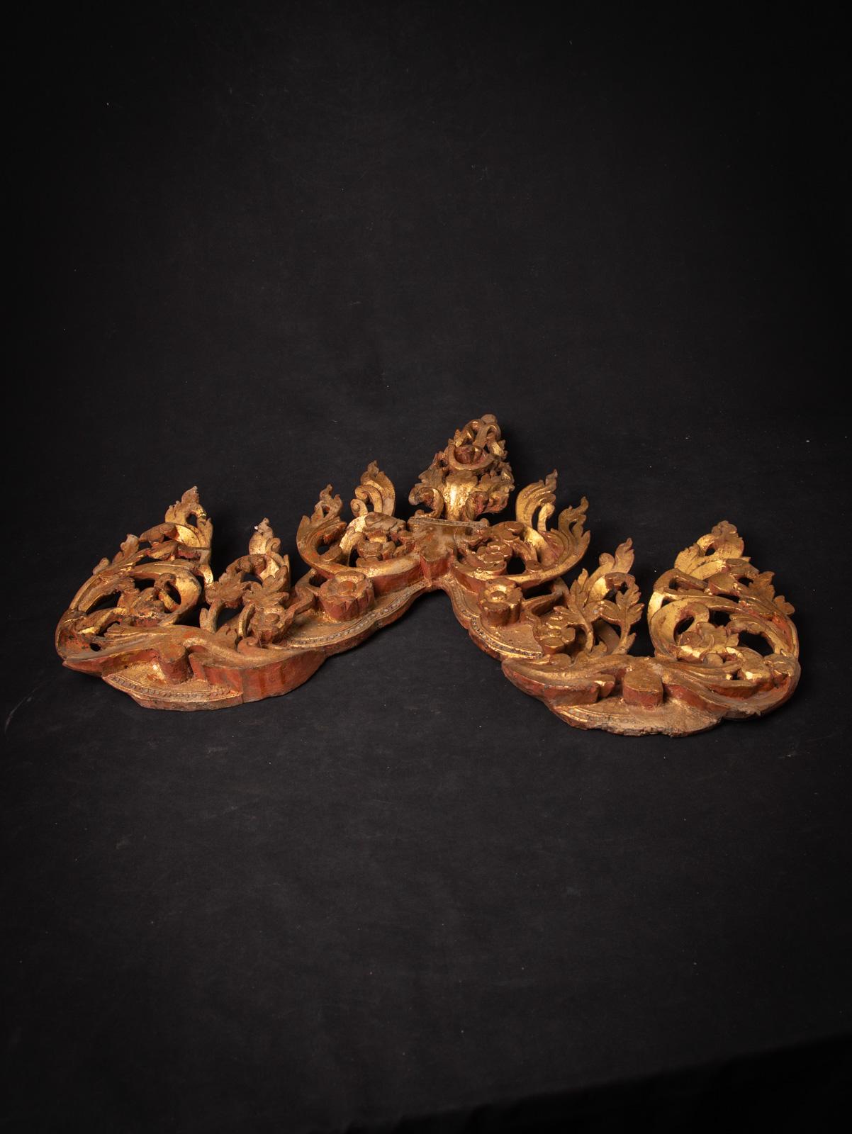 Questo antico pannello da tempio birmano in legno, proveniente dalla Birmania (l'odierno Myanmar) e realizzato nel venerato stile Shan (Tai Yai), è una magnifica testimonianza delle tradizioni artistiche e spirituali della Birmania del XIX secolo.