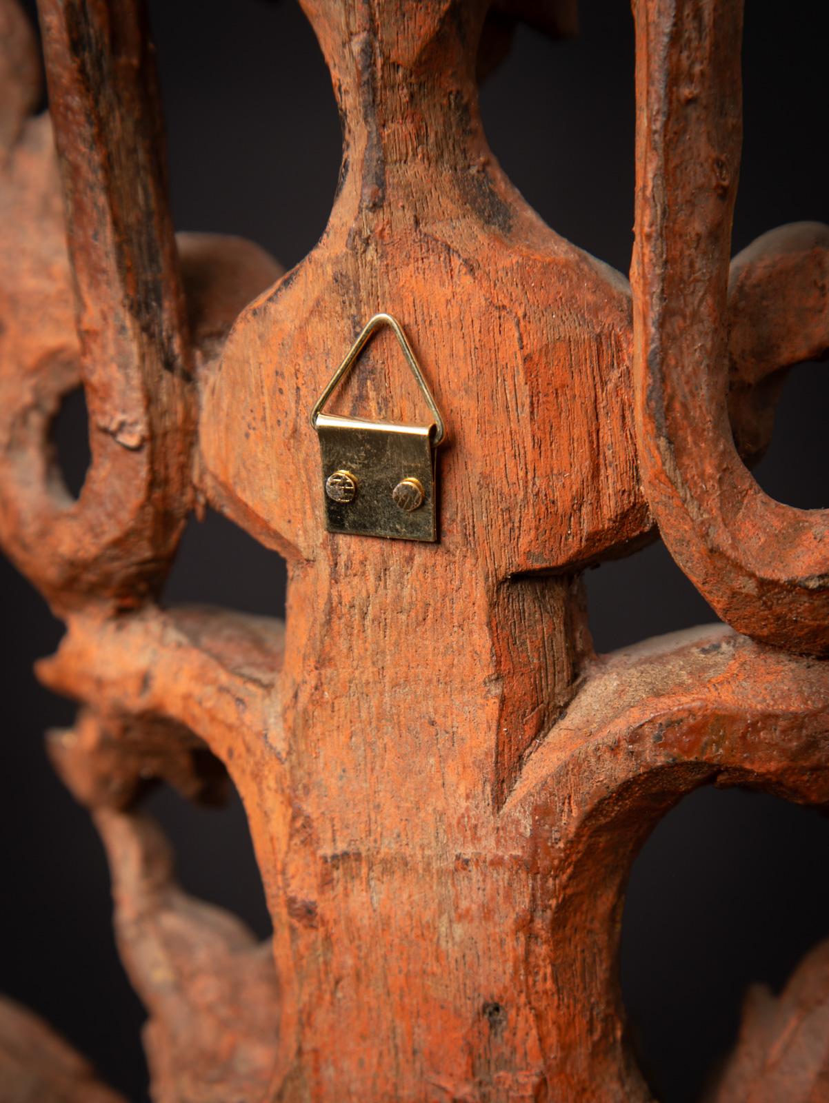 Rehaussez votre espace avec l'élégance captivante de ce panneau ancien de temple en bois birman, un superbe objet du XIXe siècle qui illustre l'art raffiné et l'héritage spirituel du style Shan (Tai Yai). Méticuleusement sculpté dans un bois de