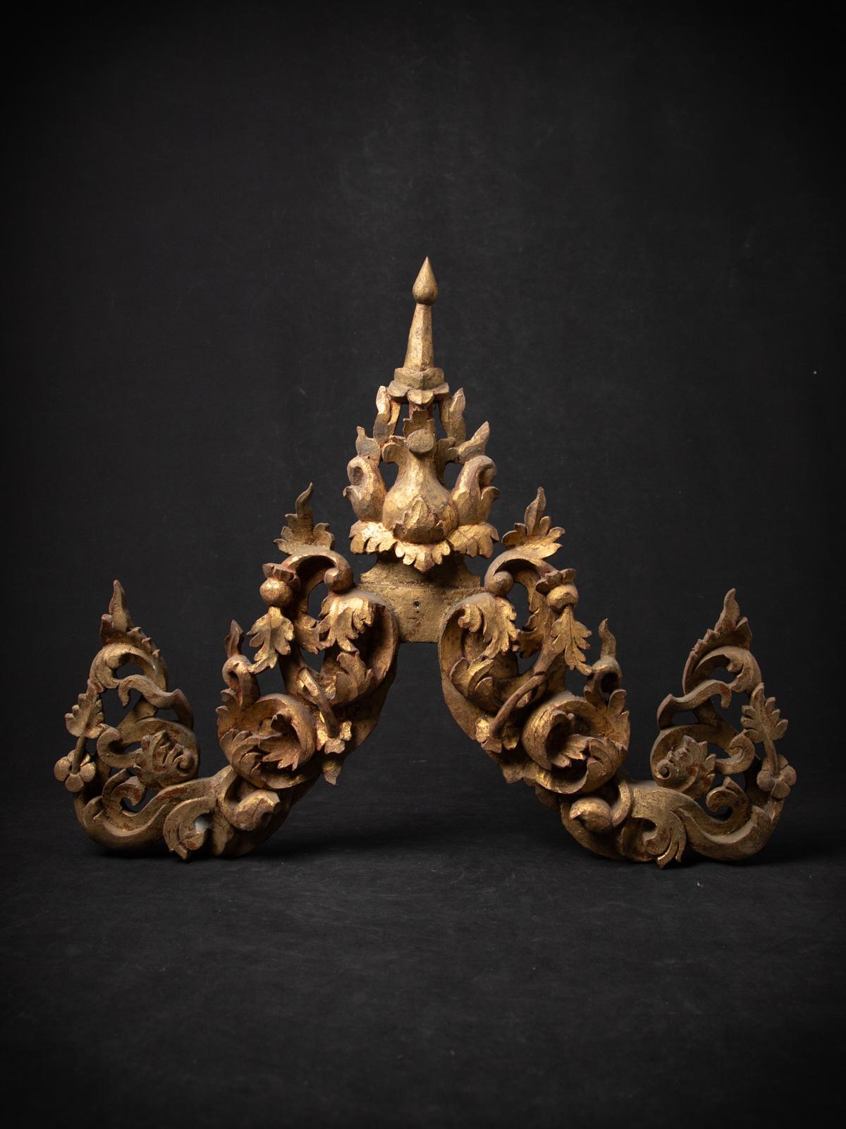 Questo squisito pannello antico di un tempio birmano in legno è una straordinaria rappresentazione dell'artigianato del XIX secolo del Myanmar. Realizzato in legno e dorato con oro a 24 carati, questo pannello esemplifica l'intricata arte