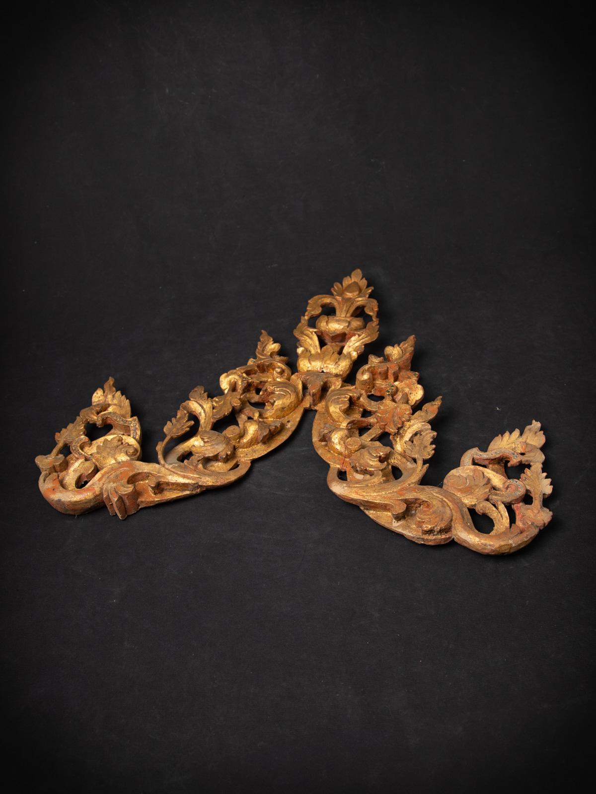 Este antiguo panel de madera de templo birmano, originario de Birmania (Myanmar), data del siglo XIX y muestra el exquisito estilo Mandalay, famoso por su intrincado trabajo en madera y su atención al detalle. Elaborado con madera de calidad y